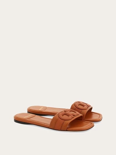 【SALVATORE FERRAGAMO】GANCINI FLAT SLIDE Flat slide with Gancini ornament - Women | Ferragamo