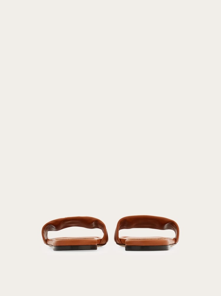 サンダル・ミュール FERRAGAMO FLAT SLIDE WITH GANCINI ORNAMENT Flat slide with Gancini ornament - Women | Ferragamo