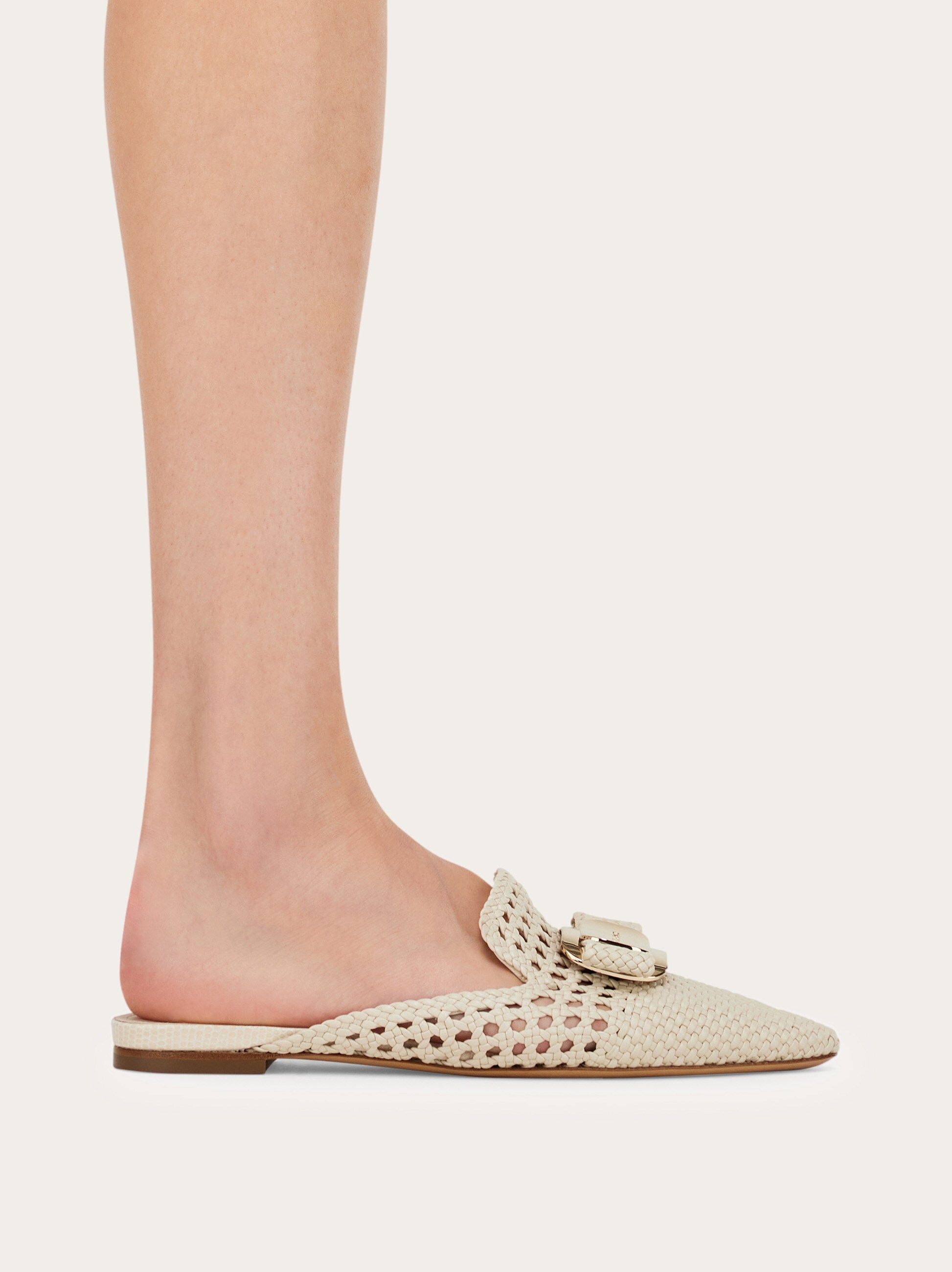 [Salvatore Ferragamo]Mule new Vara プレート New Vara plate mule - Women | Ferragamo