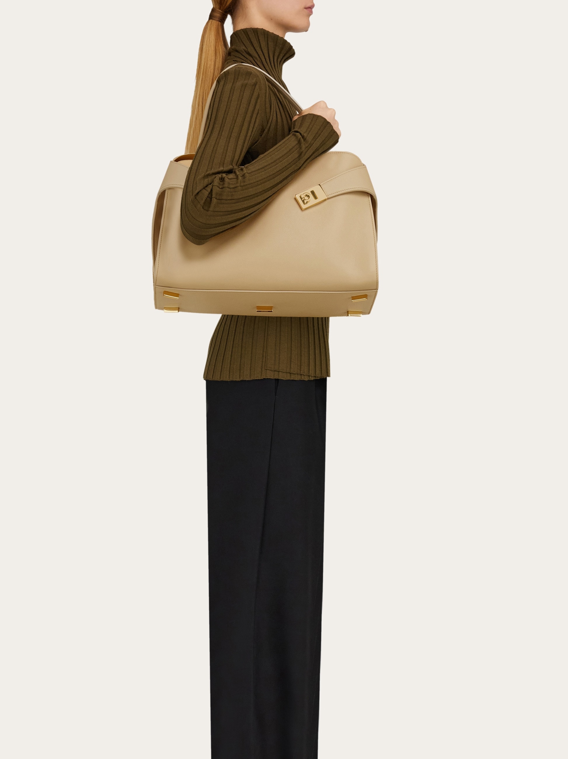 ショルダーバッグ・ポシェット Ferragamo Hug Soft Two-tone Large Shoulder Ferragamo Hug Soft Two-tone Large Shoulder Bag | italist