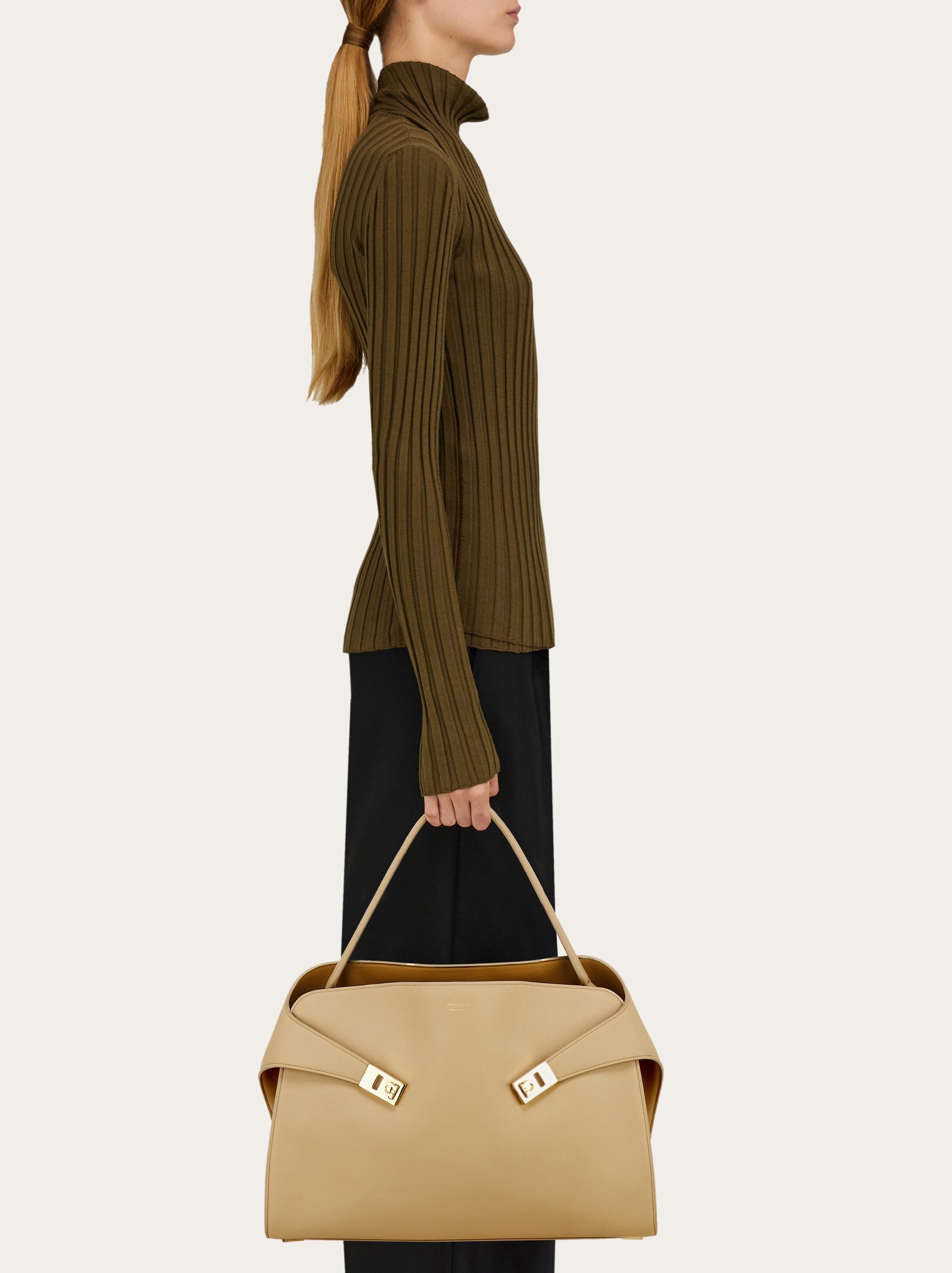 Hug soft bicolor shoulder bag (L) - Women | Ferragamo