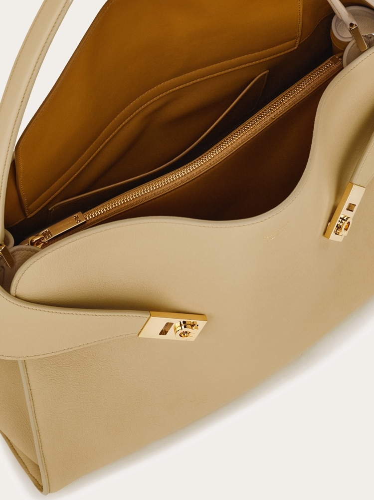 Hug soft bicolor shoulder bag (L) Gallery image 6