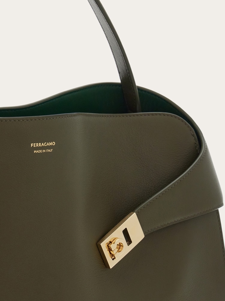 Hug soft bicolor shoulder bag (L) Gallery image 6
