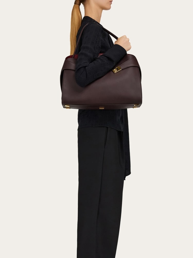 Hug soft bicolor shoulder bag (L) Gallery image 2