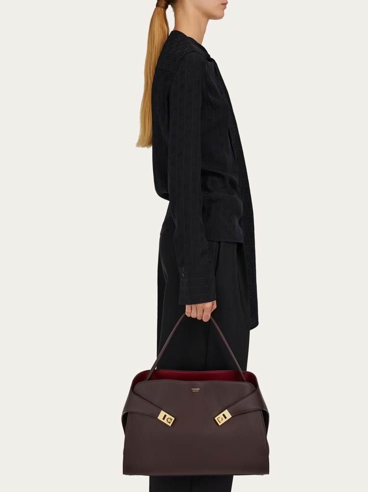 Hug soft bicolor shoulder bag (L) Gallery image 3