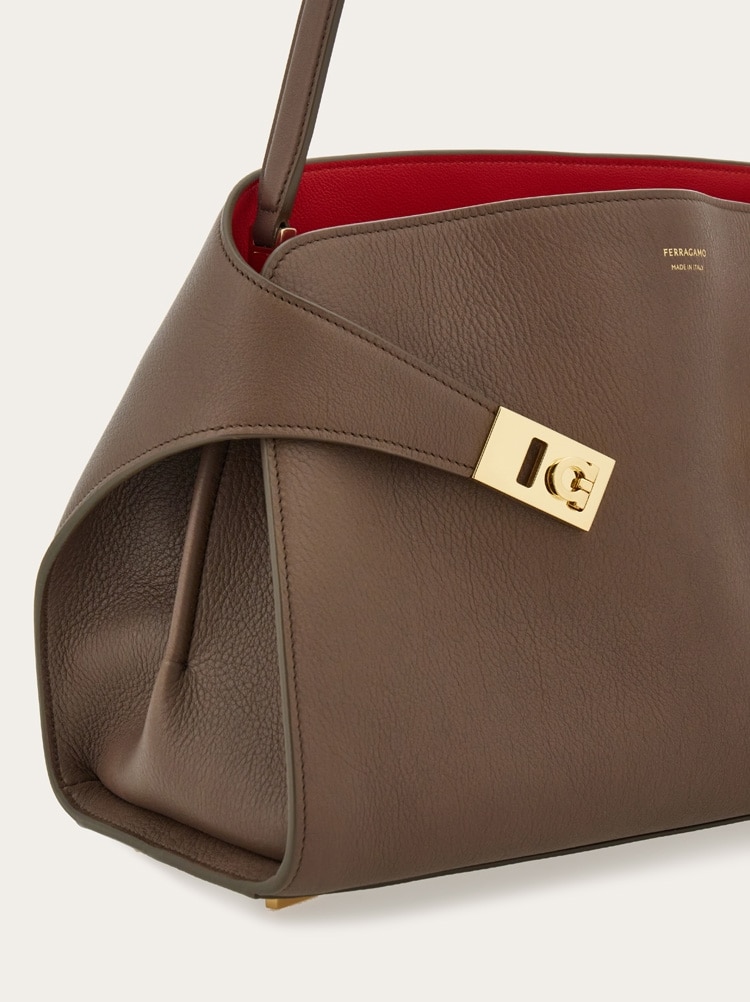 Zweifarbige Schultertasche Hug Soft (M) Gallery image 8