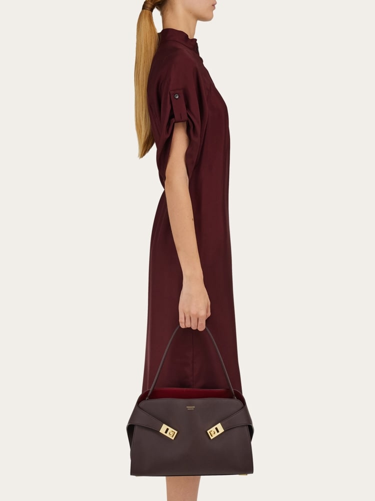 Hug soft bicolor shoulder bag (M) Gallery image 3