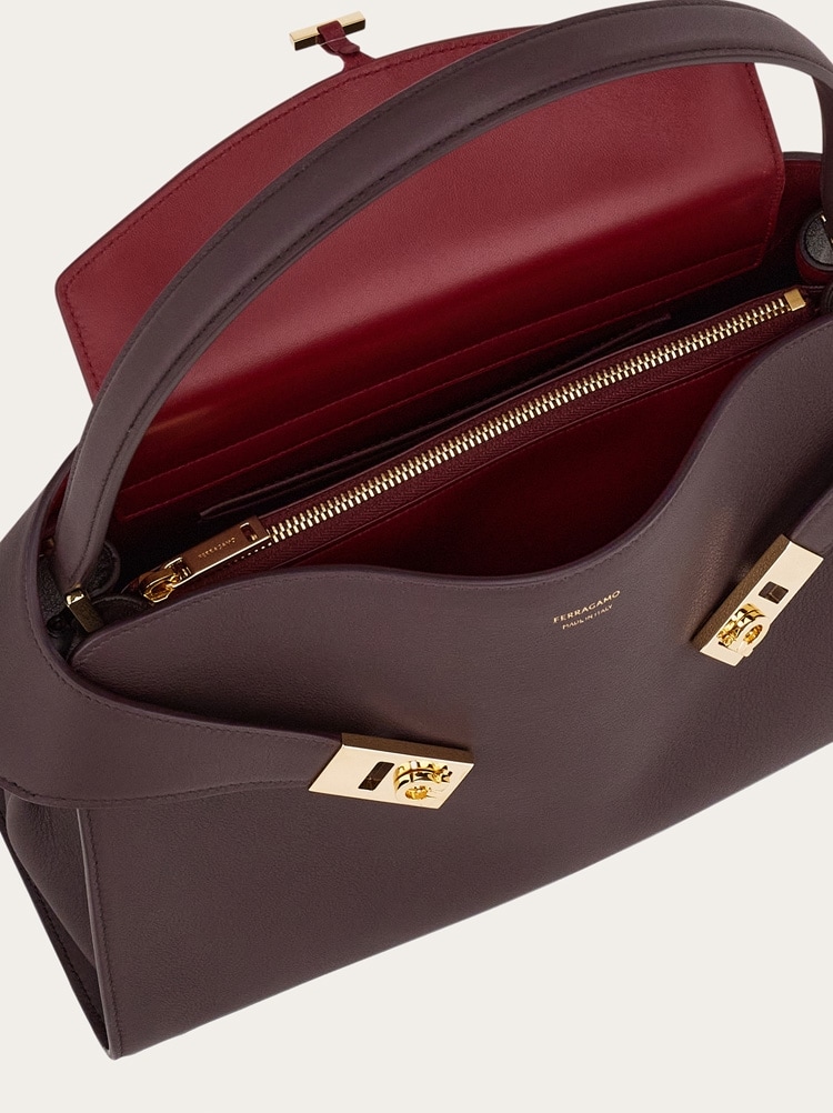 Hug soft bicolor shoulder bag (M) Gallery image 6