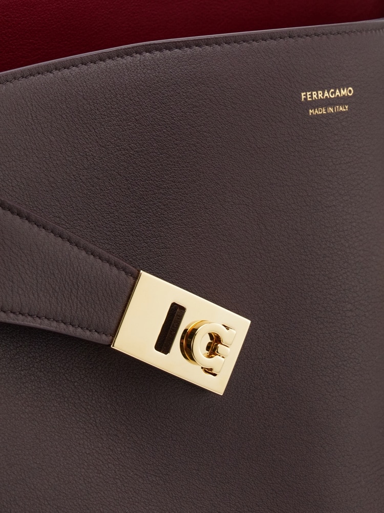Hug soft bicolor shoulder bag (M) Gallery image 8