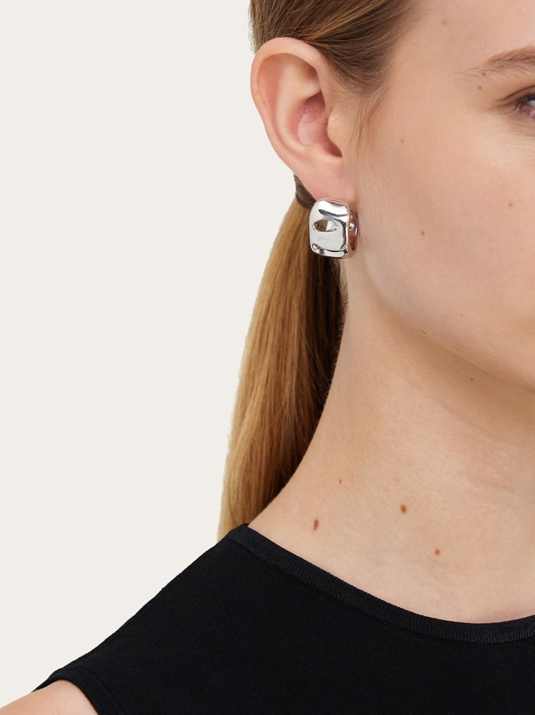 未使用 FERRAGAMO Salvatoreフェラガモ ヴァラピアス フェラガモ ピアス アクセサリー レディース ヴァラ リボン