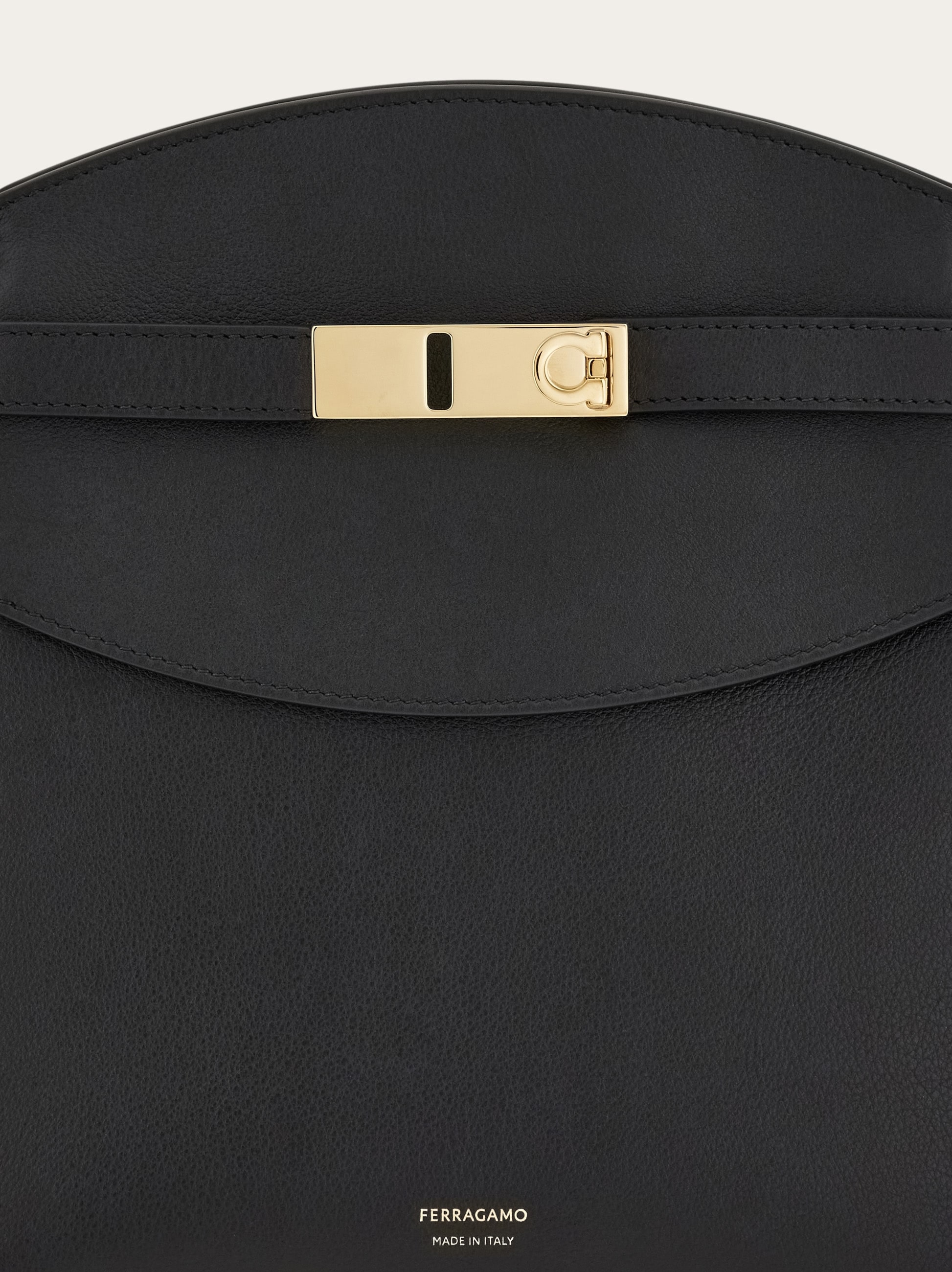 ショルダーバッグ・ポシェット Ferragamo Hug Messenger Bag 219912 0780872 NERO Hug messenger bag - Women | Ferragamo