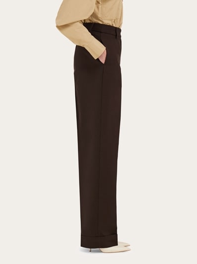【関税込み】Ferragamo ブラウン ターンアップ トラウザーズ Ferragamoのブラウン ターンアップ トラウザーズがセール中