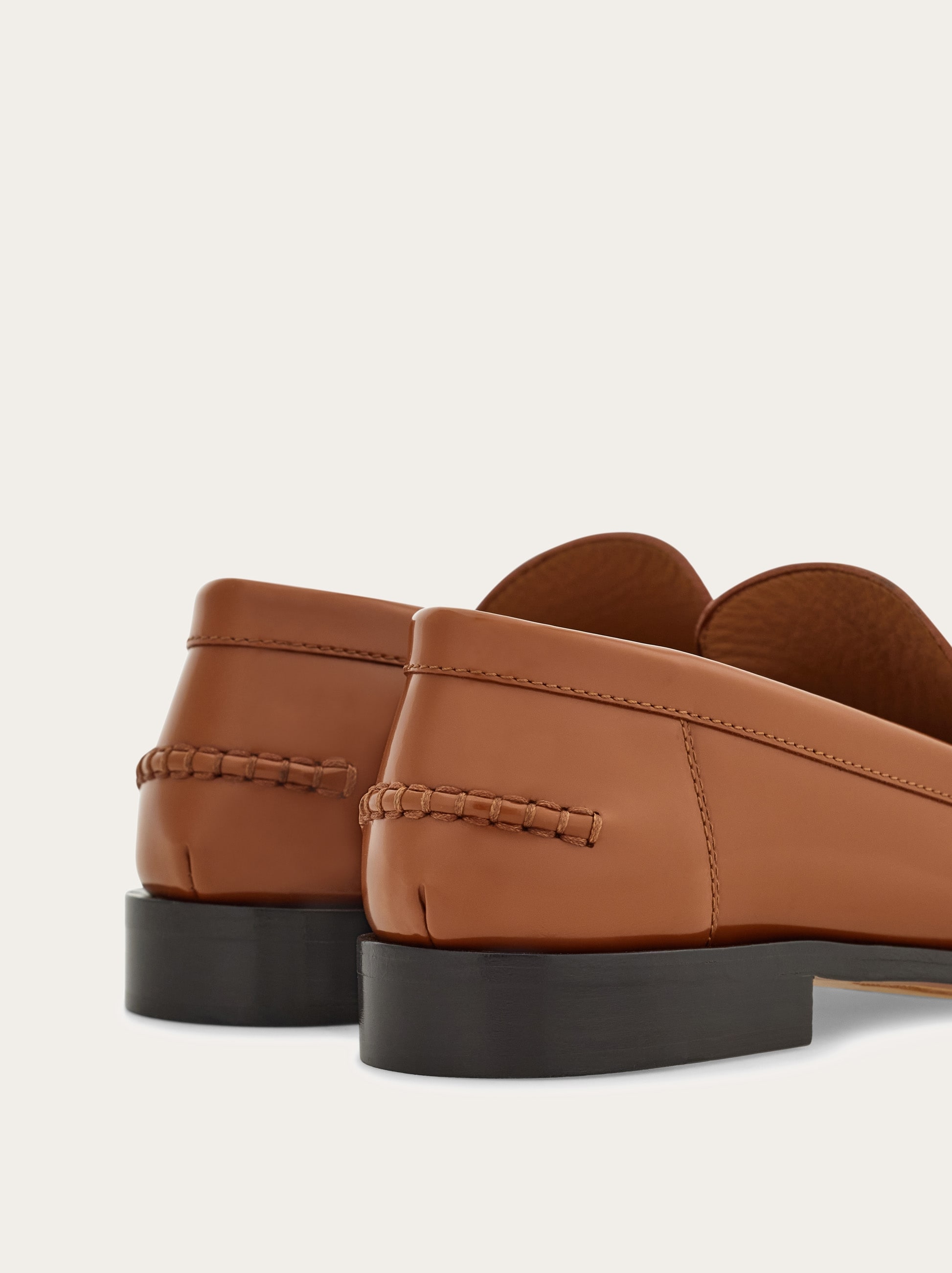 SALVATORE FERRAGAMO ホウハラスリンクハックハンフス スリングバック - ウィメンズ | Ferragamo