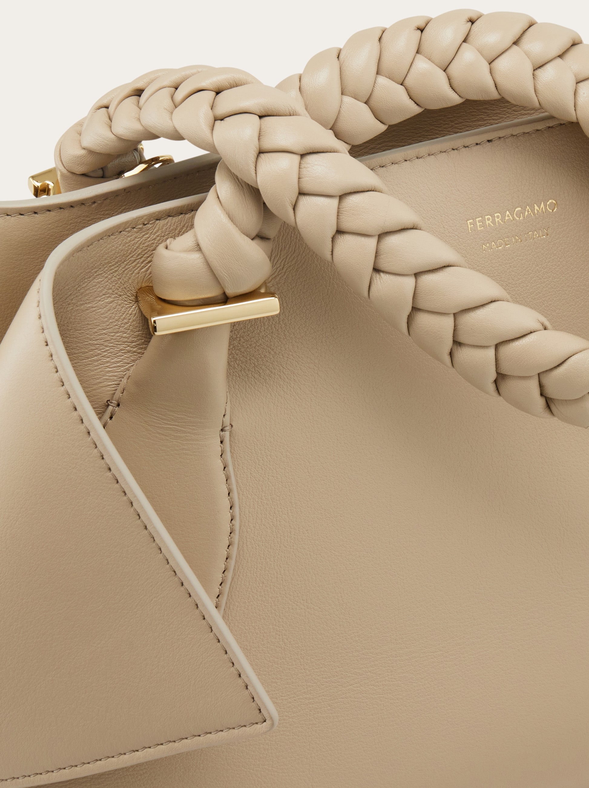SALVATORE FERRAGAMO スタシオラシトッフハントルハック Ferragamo Top Handle Bag | italist