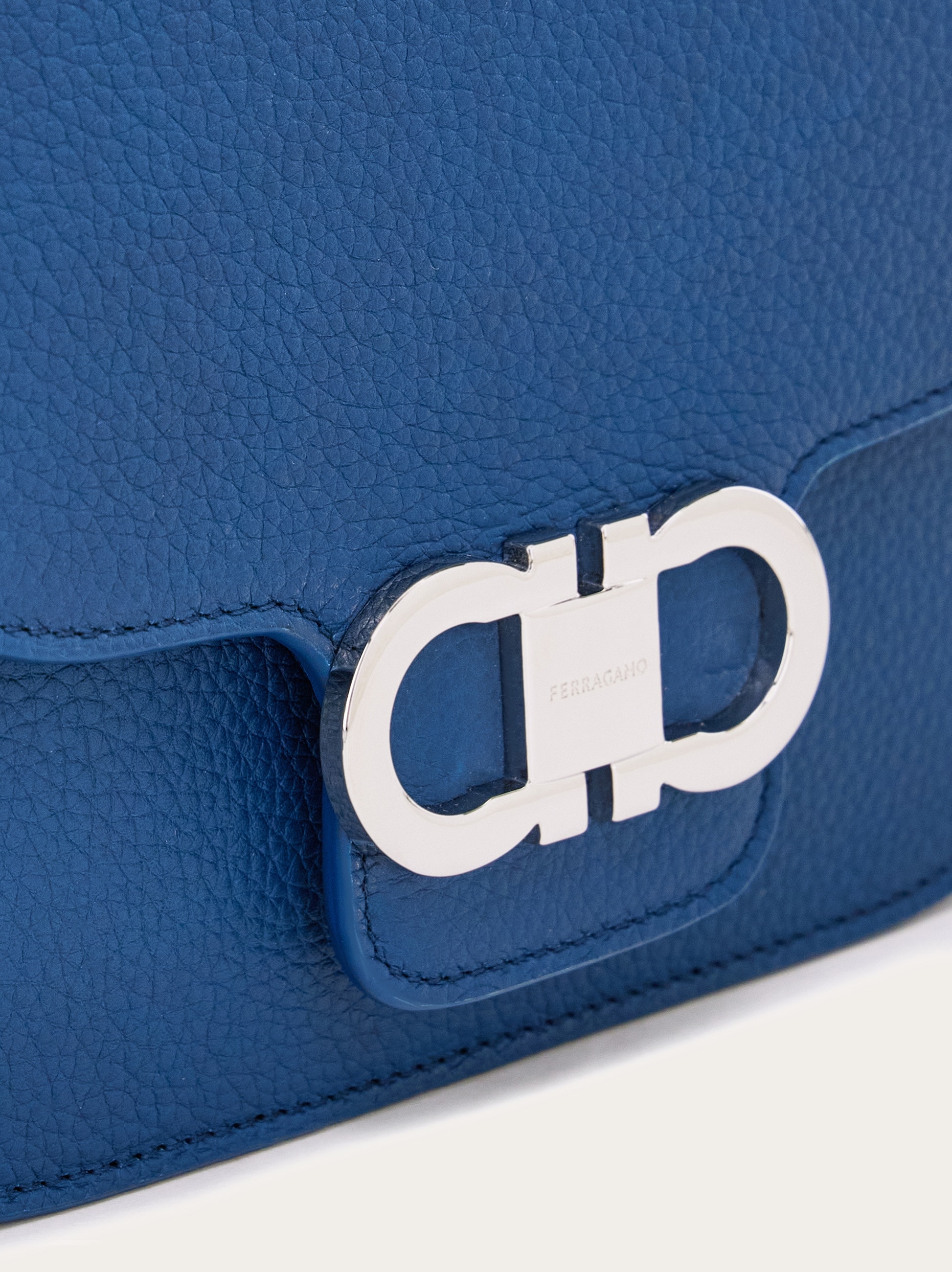 Salvatore Ferragamo ネイビー　チェーンバッグ Salvatore Ferragamo ネイビーチェーンバッグ