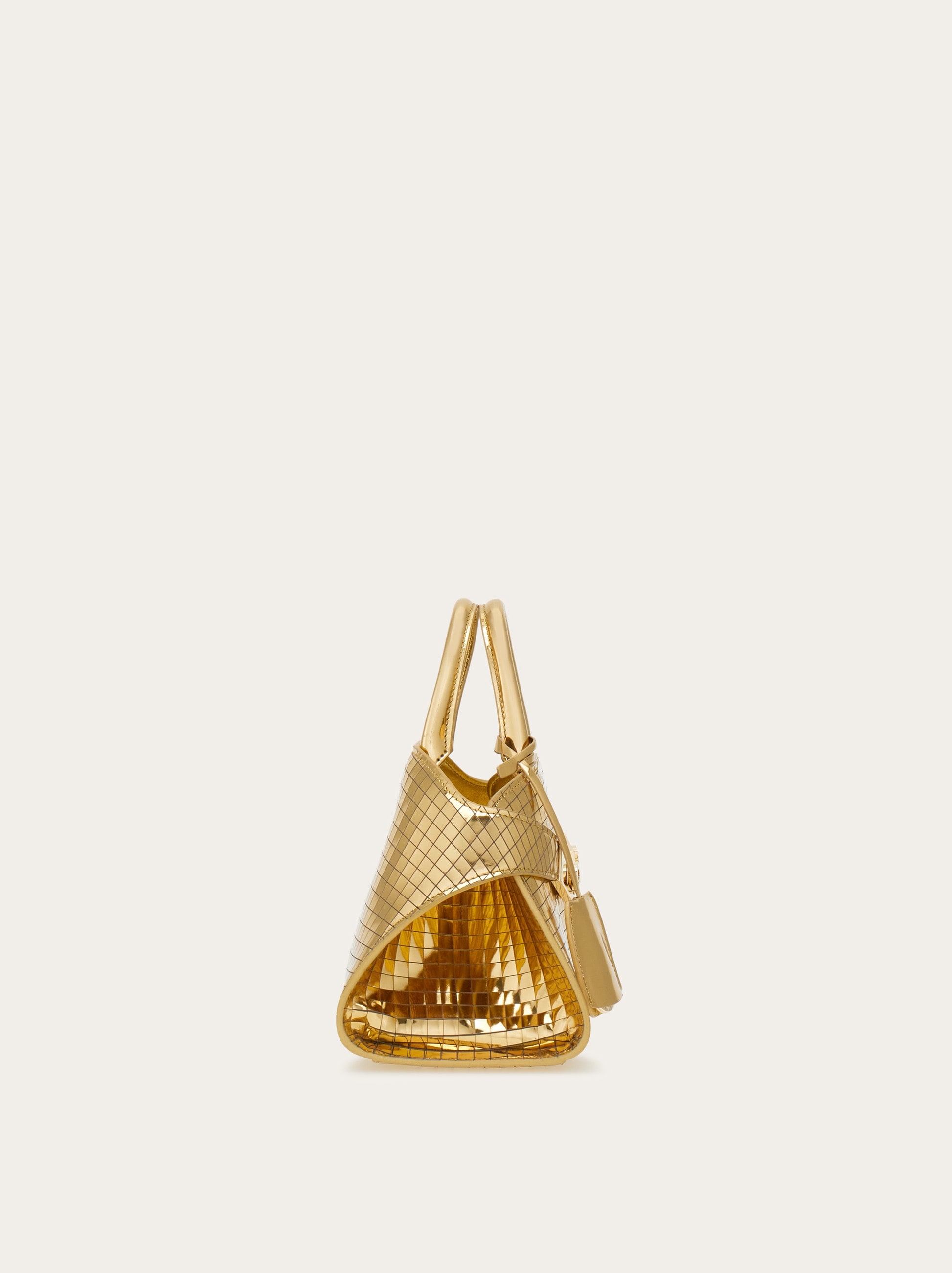 【送料&関税込】Ferragamo Camel Raffia Small Tt Sign Shoppin Hug handbag (XS) - Women | Ferragamo
