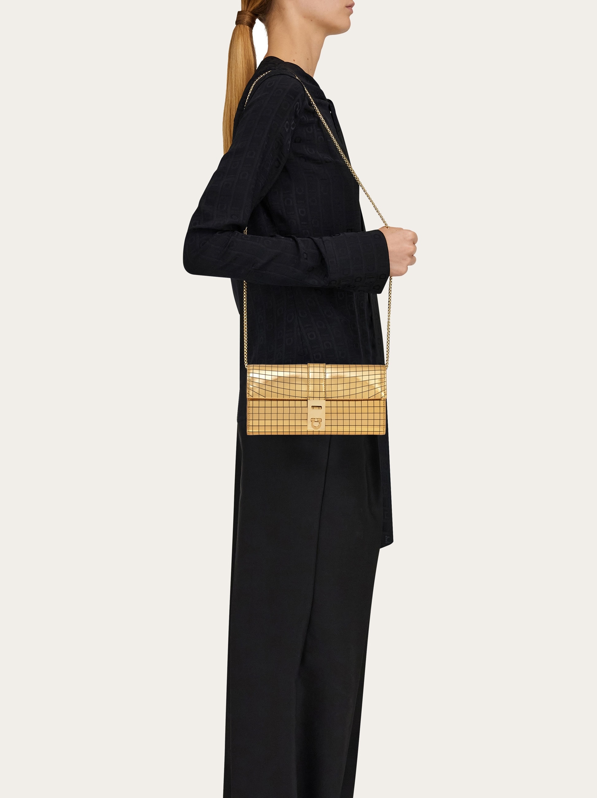 【送料&関税込】Ferragamo hug Wallet On Chain Hug wallet with chain - Women | Ferragamo