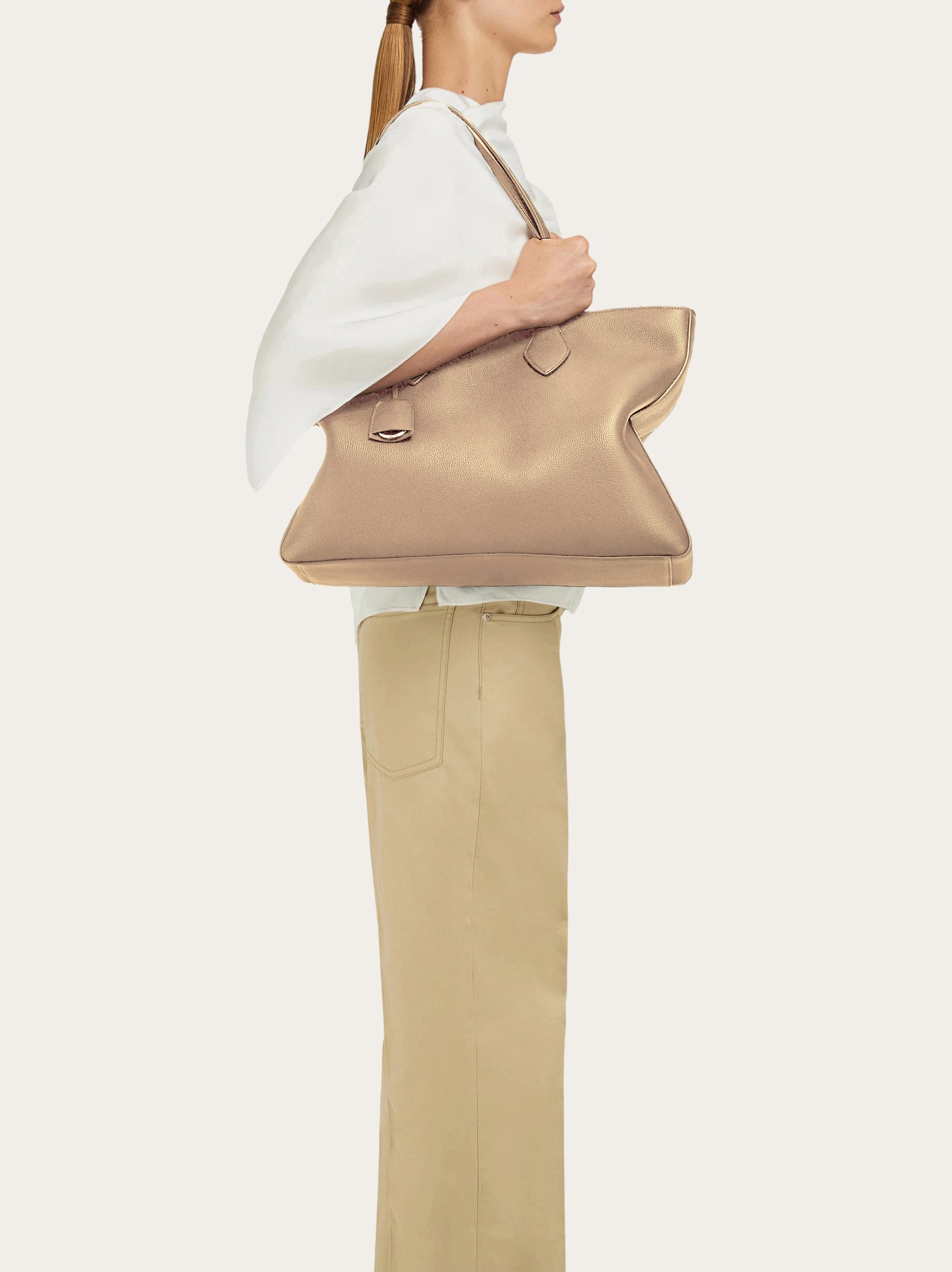 【Ferragamo】スター レザー トートバッグ ストーン ベージュ Ferragamo】スター レザー トートバッグ ストーン ベージュ