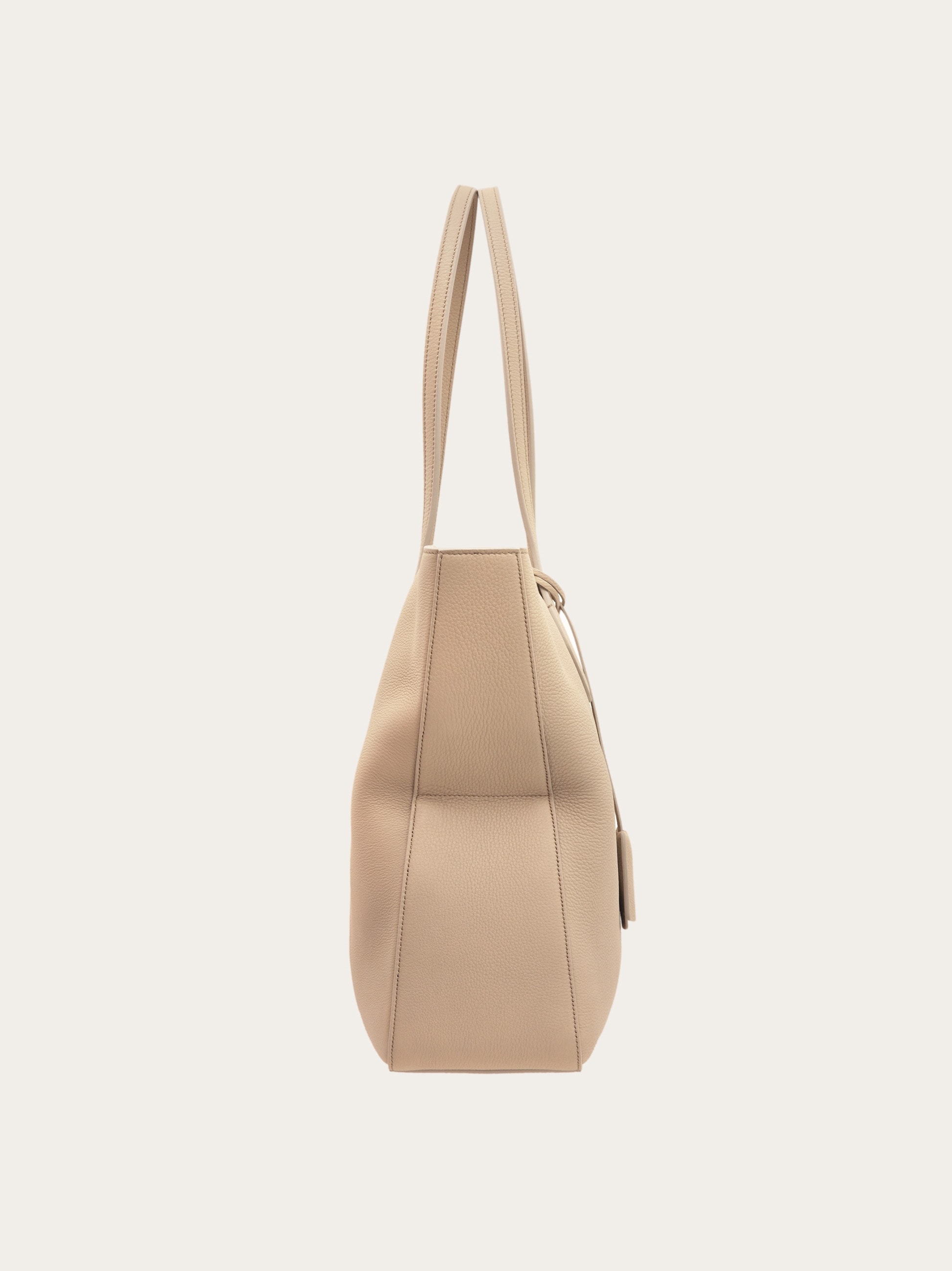 【Ferragamo】スター レザー トートバッグ ストーン ベージュ Star-shaped tote bag (L) - Women | Ferragamo
