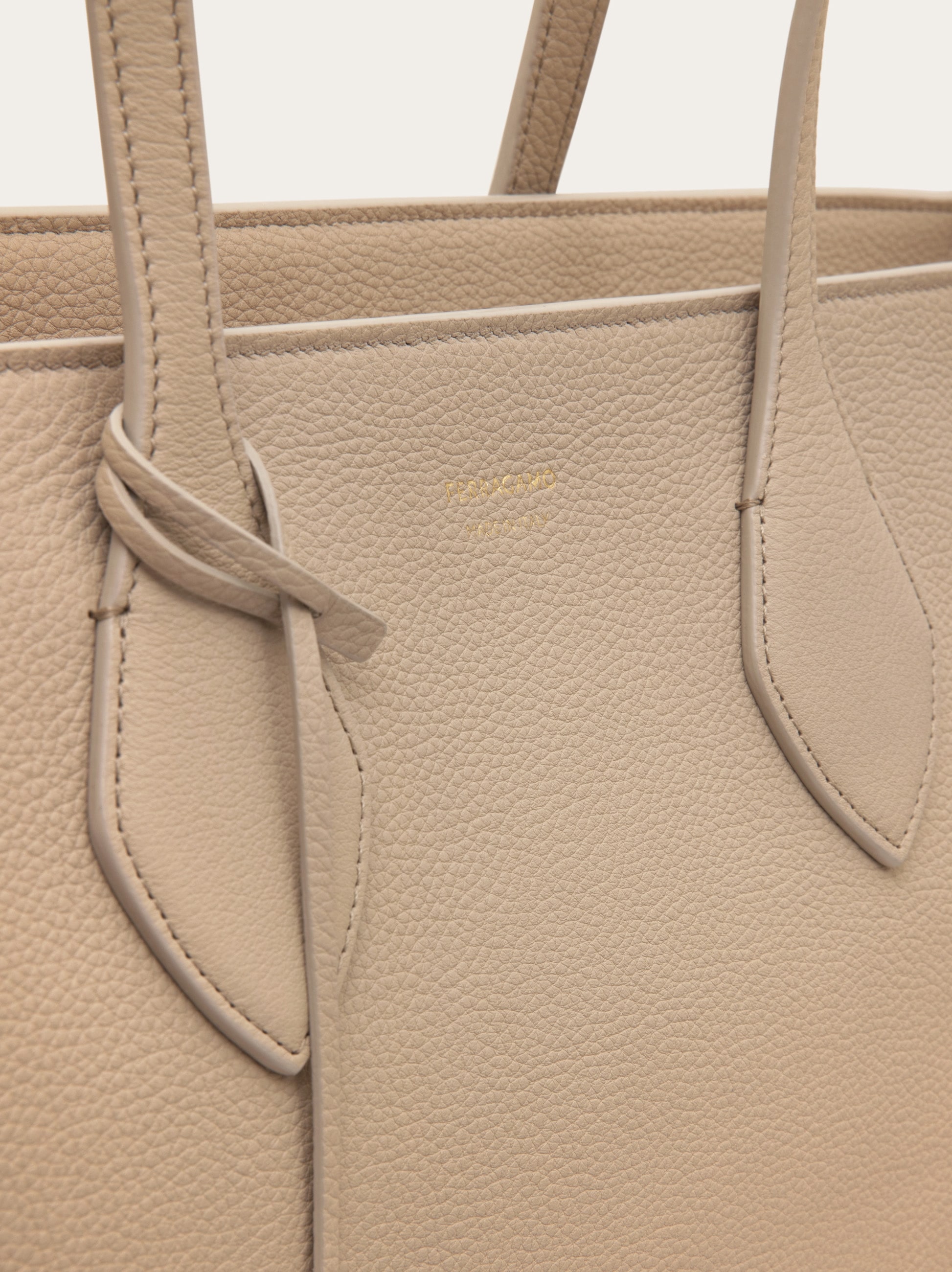 Star-shaped tote bag (L) - Women | Ferragamo
