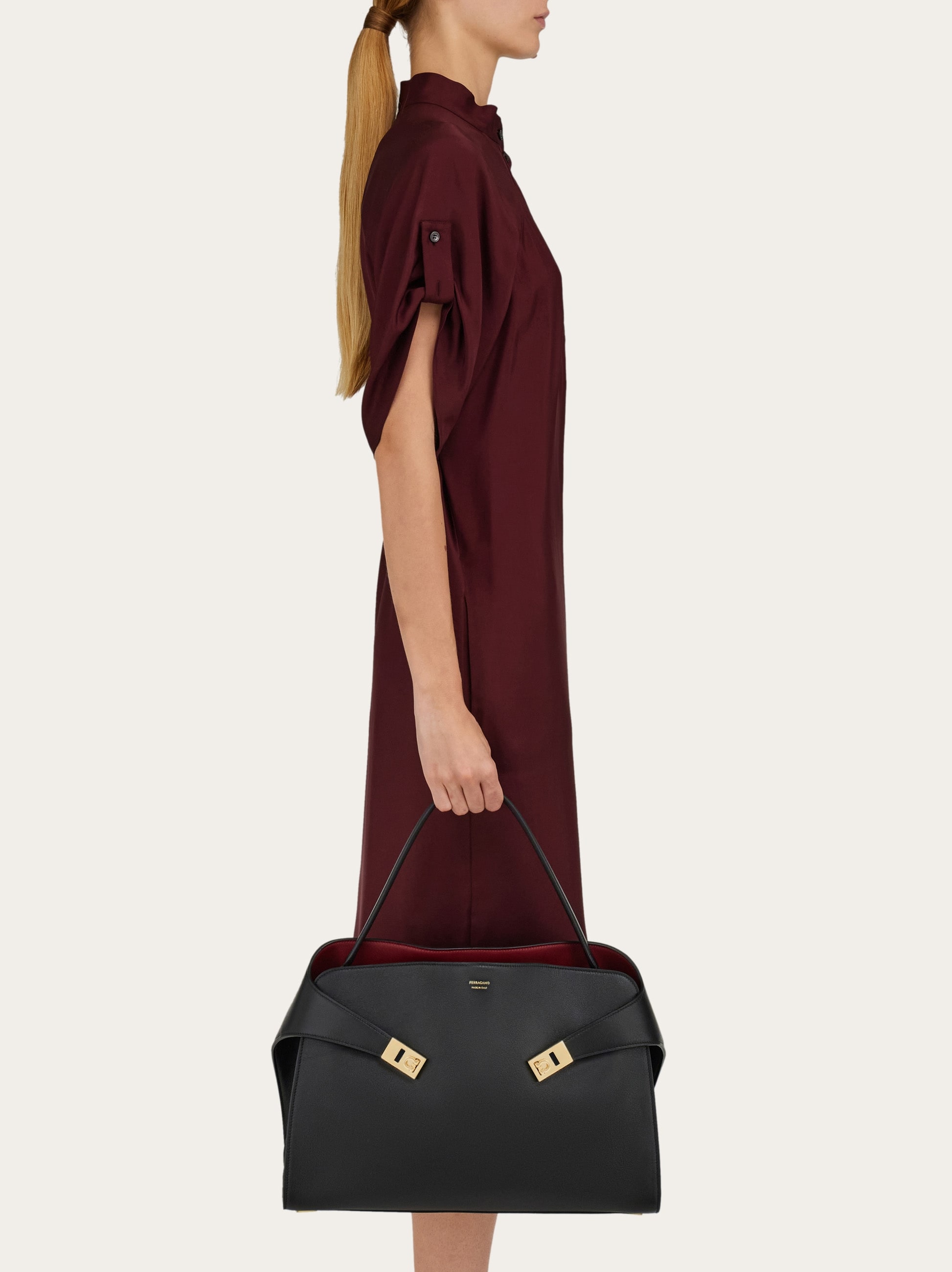 FERRAGAMO(フェラガモ) Hug Soft ブラウンスエードバッグ Back to Earth - Hug ハンドバッグ(L) - ウィメンズ | Ferragamo