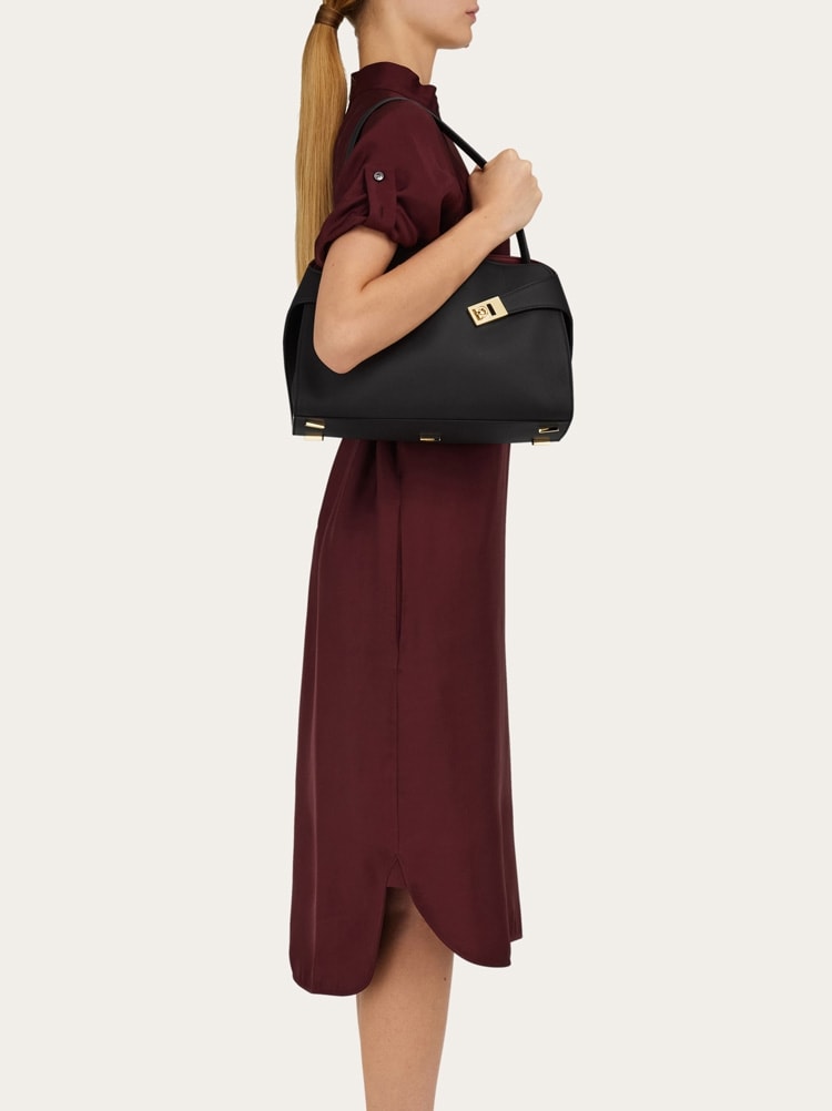 Hug soft bicolor shoulder bag (M) Gallery image 2