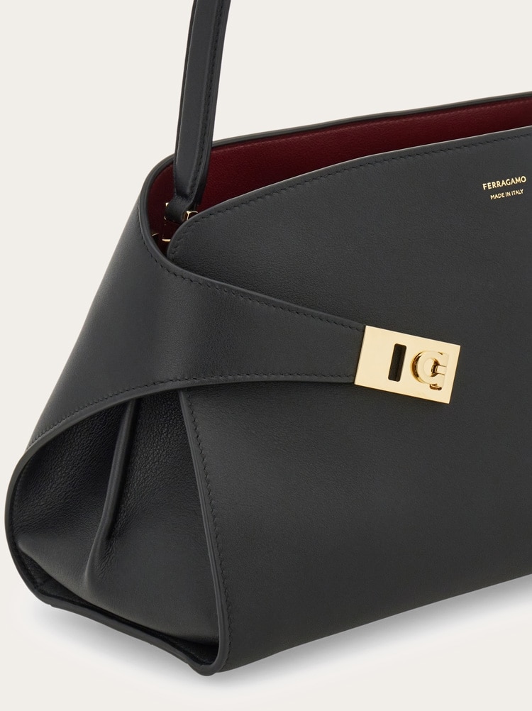 Hug soft bicolor shoulder bag (M) Gallery image 8