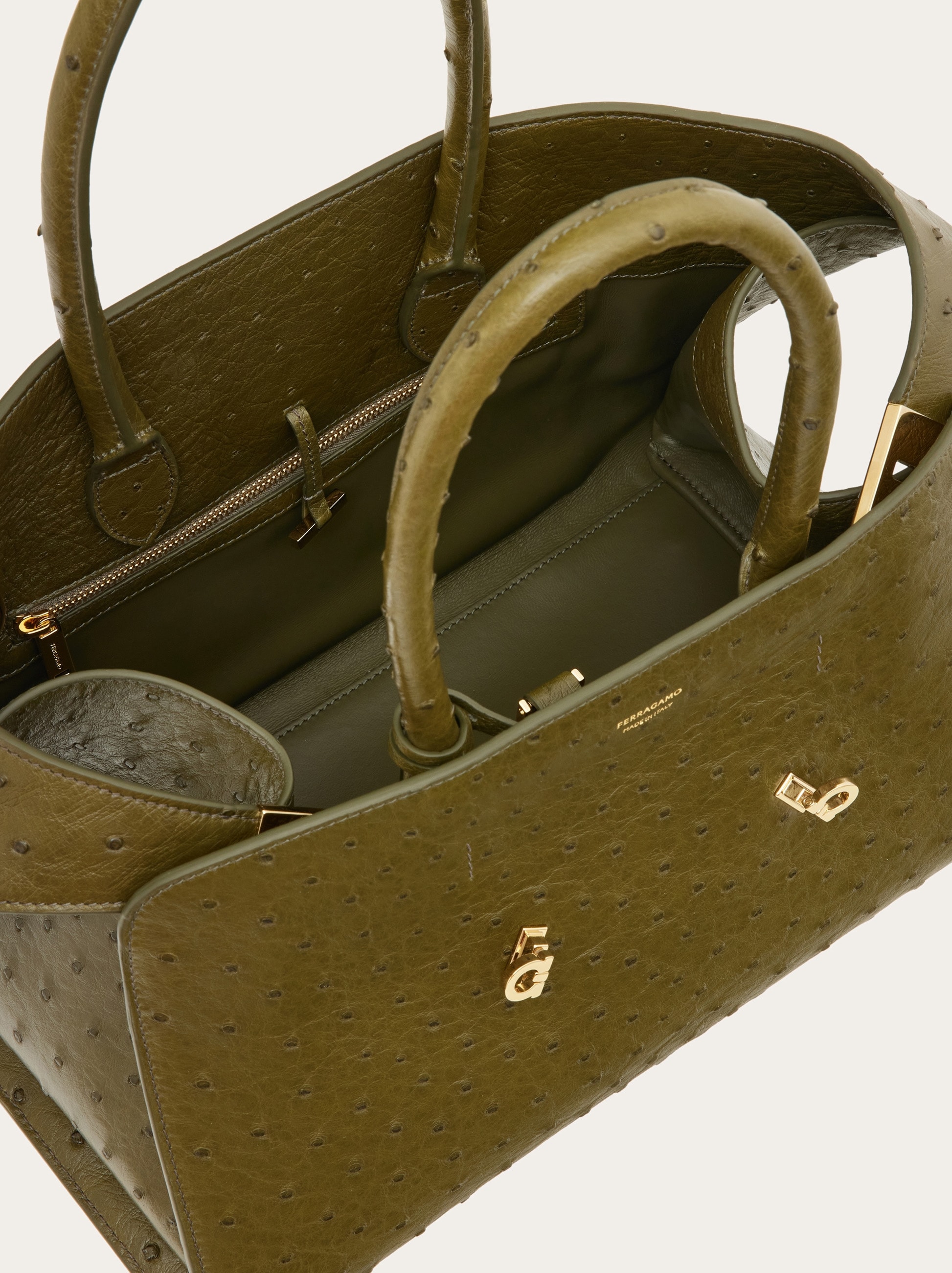バッグ・カバンその他 Ferragamo Hug Soft M bag in Lime/Moss Ferragamo Hug Soft M bag in Lime/Moss – Lord & Taylor
