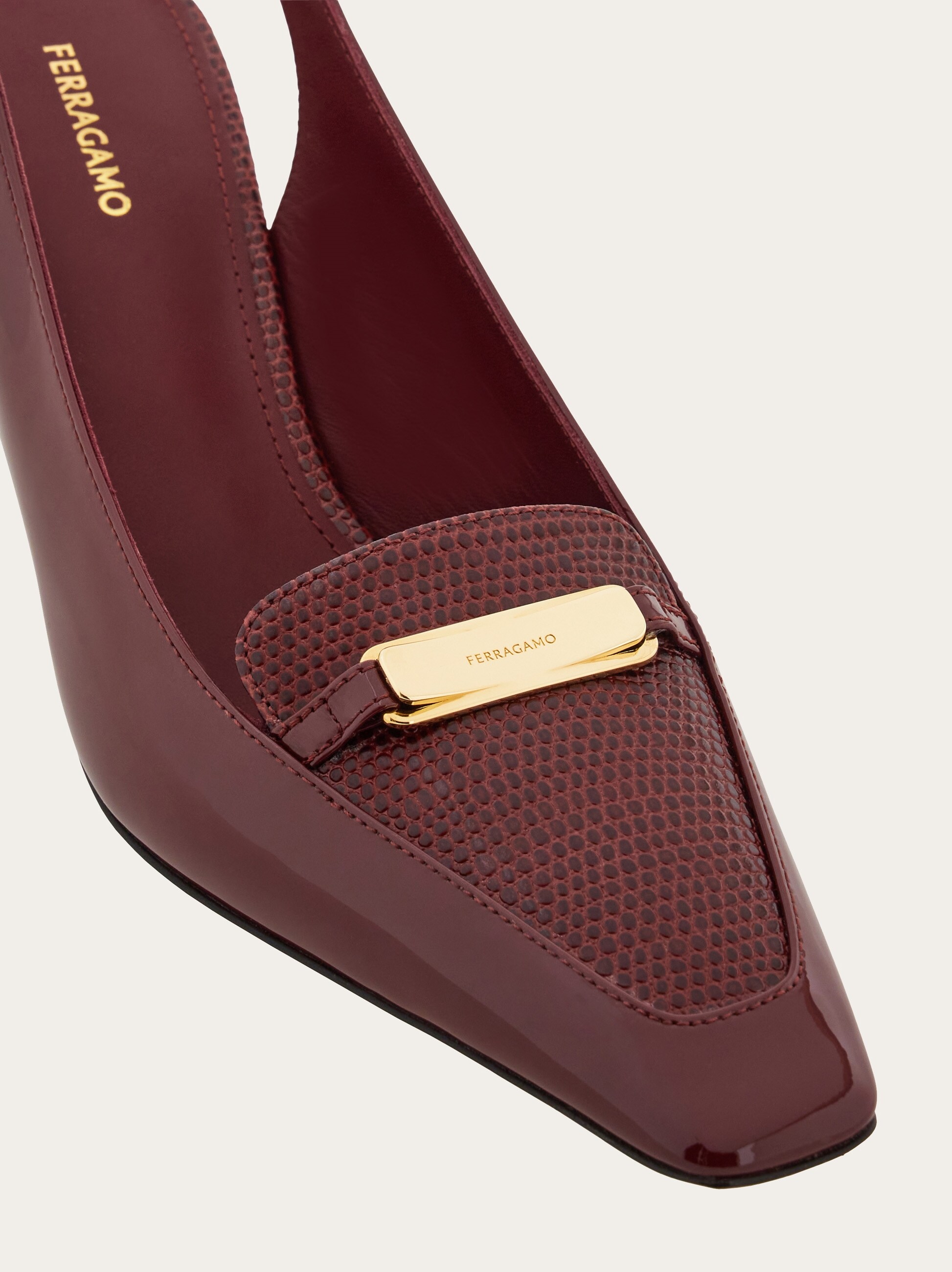 【23AW NEW】FERRAGAMO_woman / ERA パテントレザー ミュール New Vara buckle slingback - Women | Ferragamo