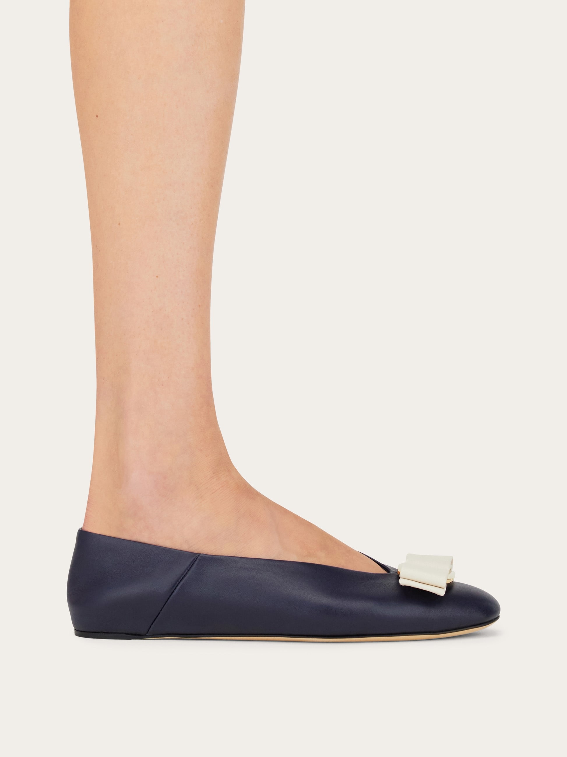 【関税込み】FERRAGAMO 'Dada' ballet flats Ballet flat with ankle ribbon - Women | Ferragamo