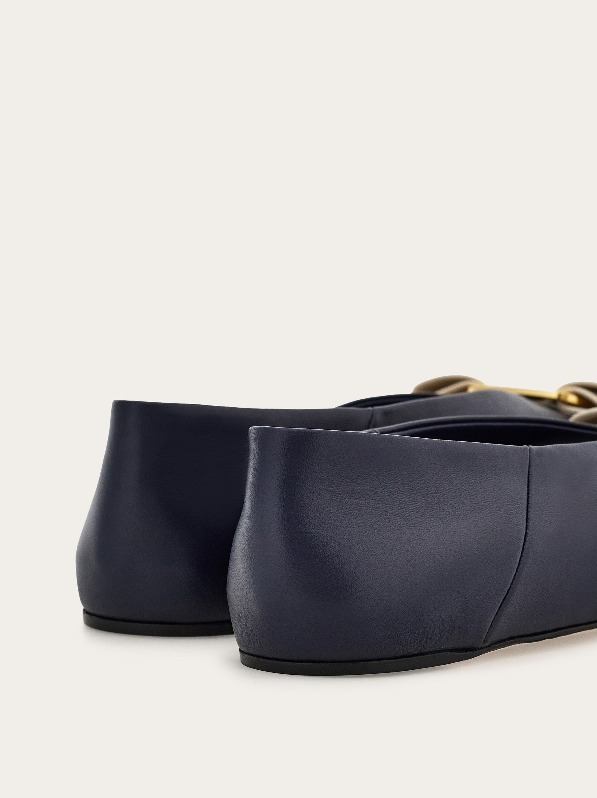 VIP【関税送料無料】希少 FERRAGAMO BLACK VANNA FLATS Black 'Vanna' Ballerina Flats FERRAGAMO - Vitkac Italy