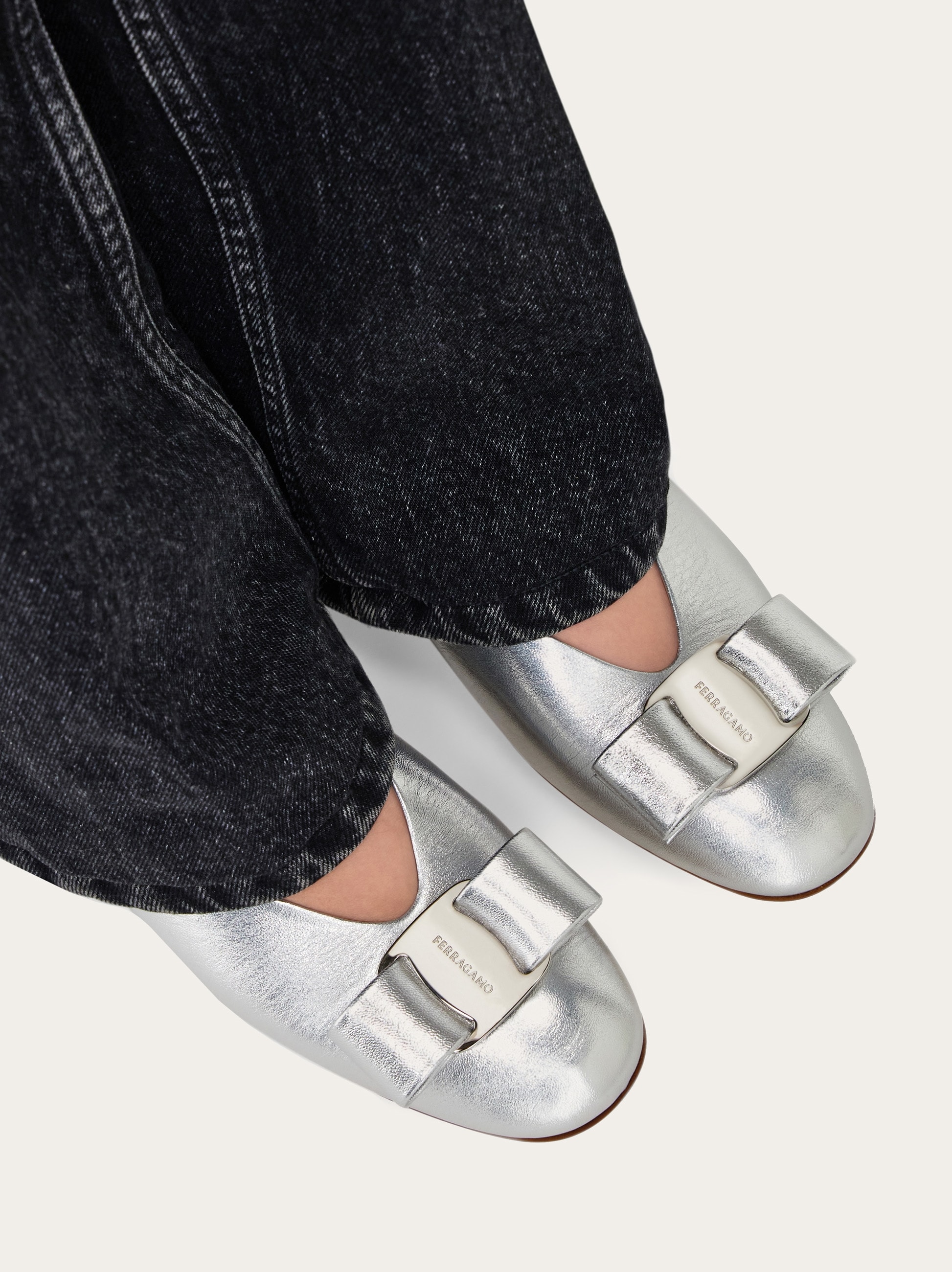 【送料&関税込】Ferragamo New Vara Silver Ballerina Shoes New Vara plate ballet flat - Women | Ferragamo