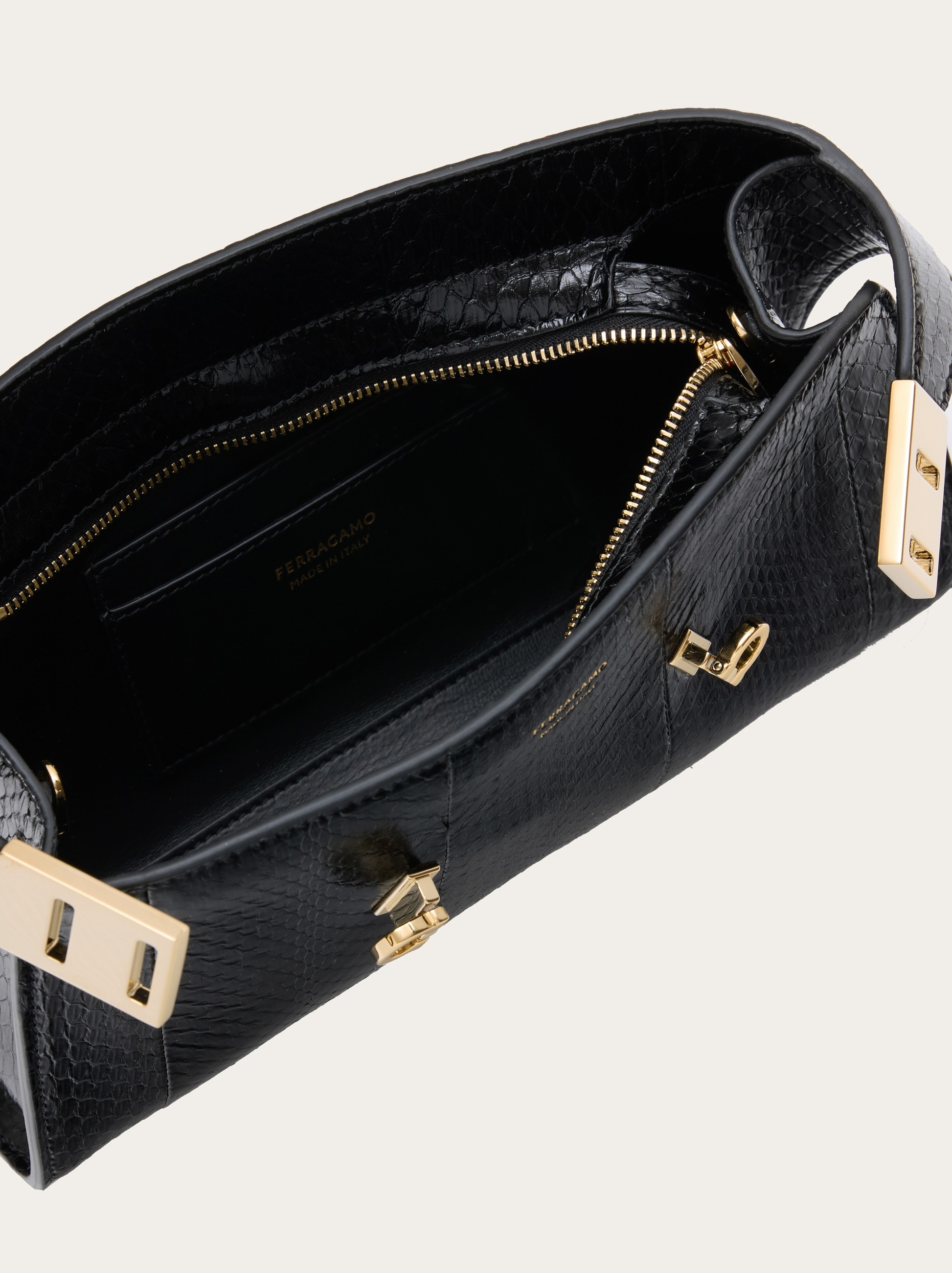 ★送料関税込★FERRAGAMO ミニ ハグ チェーン ショルダーバッグ 楽天市場】FERRAGAMO フェラガモ ショルダーバッグ HUG MINI