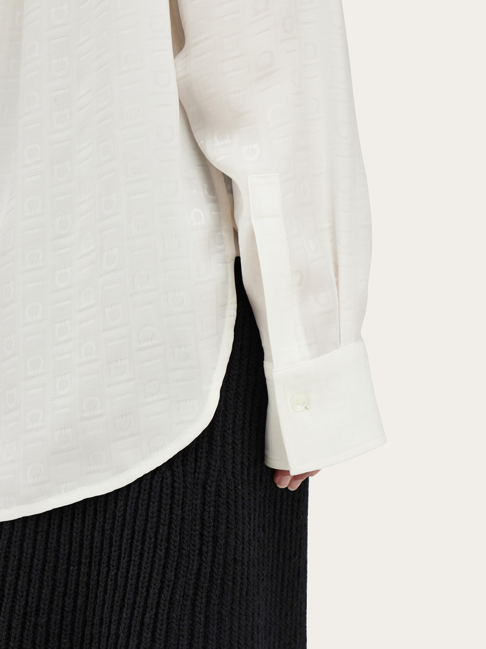 Tシャツ・カットソー FERRAGAMO SS25 Monogram shirt (781825 MASCARPONE) Ferragamo Monogram print silk shirt - Women | Ferragamo