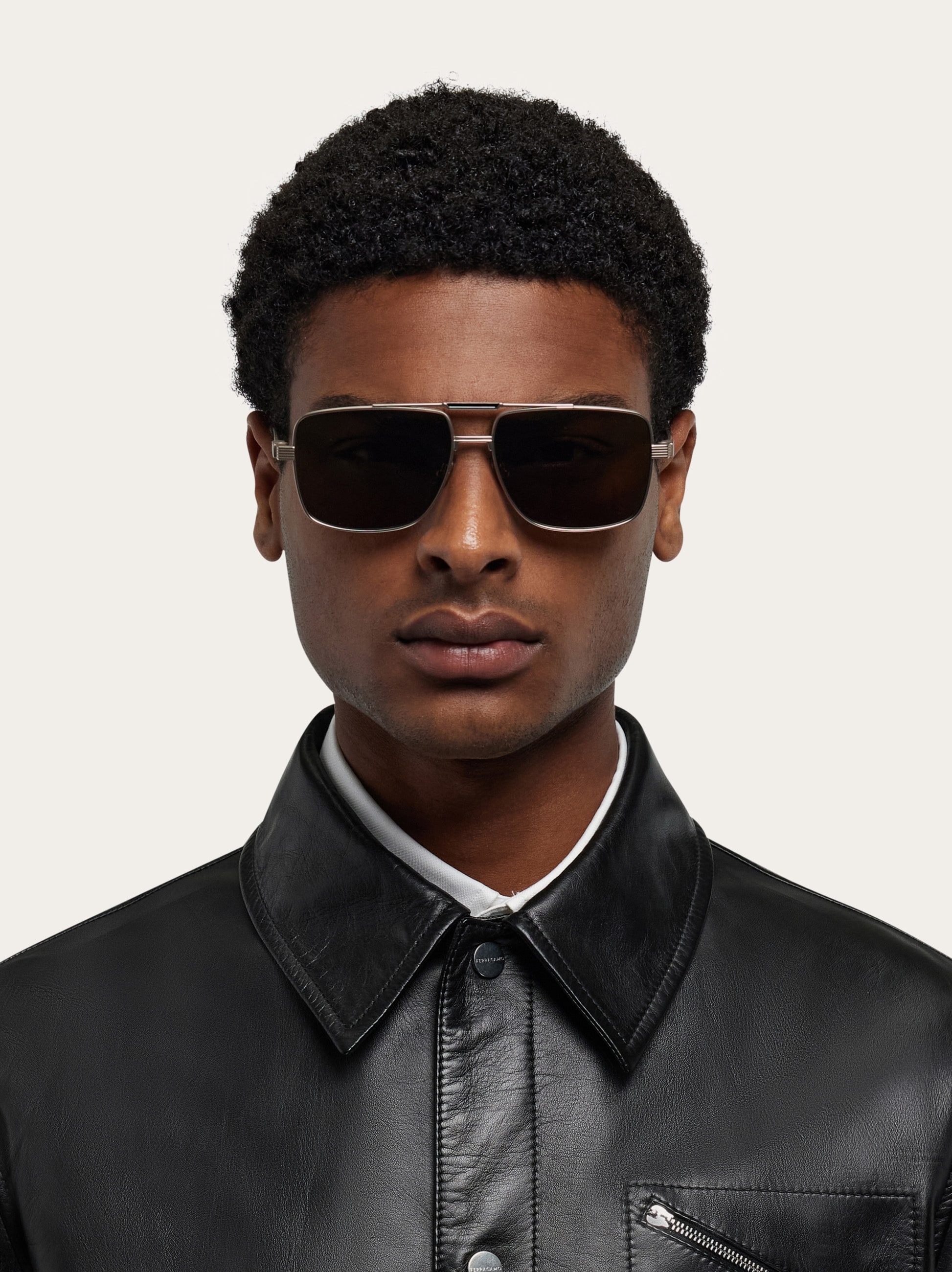 Ferragamo
Monochrome Rectangle Plastic Sunglasses

0317 Rectangular frame sunglasses - Men | Ferragamo main image 2