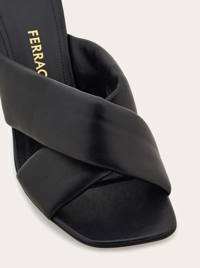 サンダル・ミュール FERRAGAMO Black nappa leather Finn mules (01D212751059 001) Salvatore Ferragamo Finn Nappa Leather Mule Sandals (Sandals