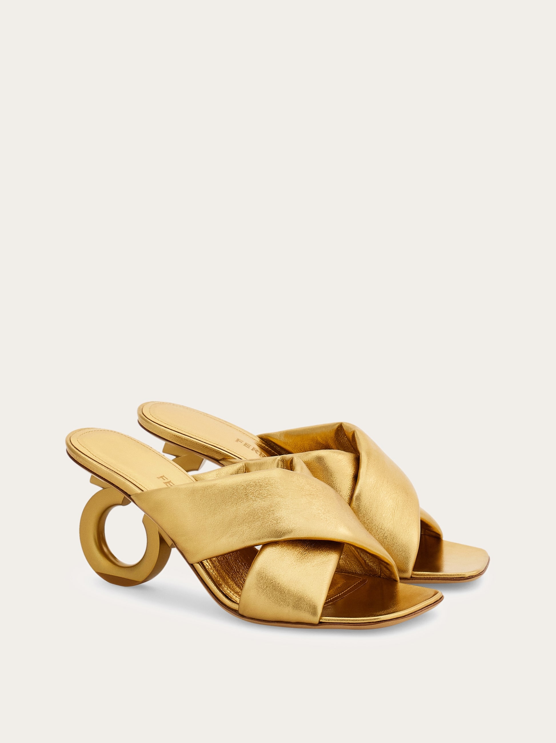 サンダル・ミュール Salvatore Ferragamo Astro Women's Sandals Beige Leather SALVATORE FERRAGAMO Sandals T.EU 37.5 Leather Beige ref