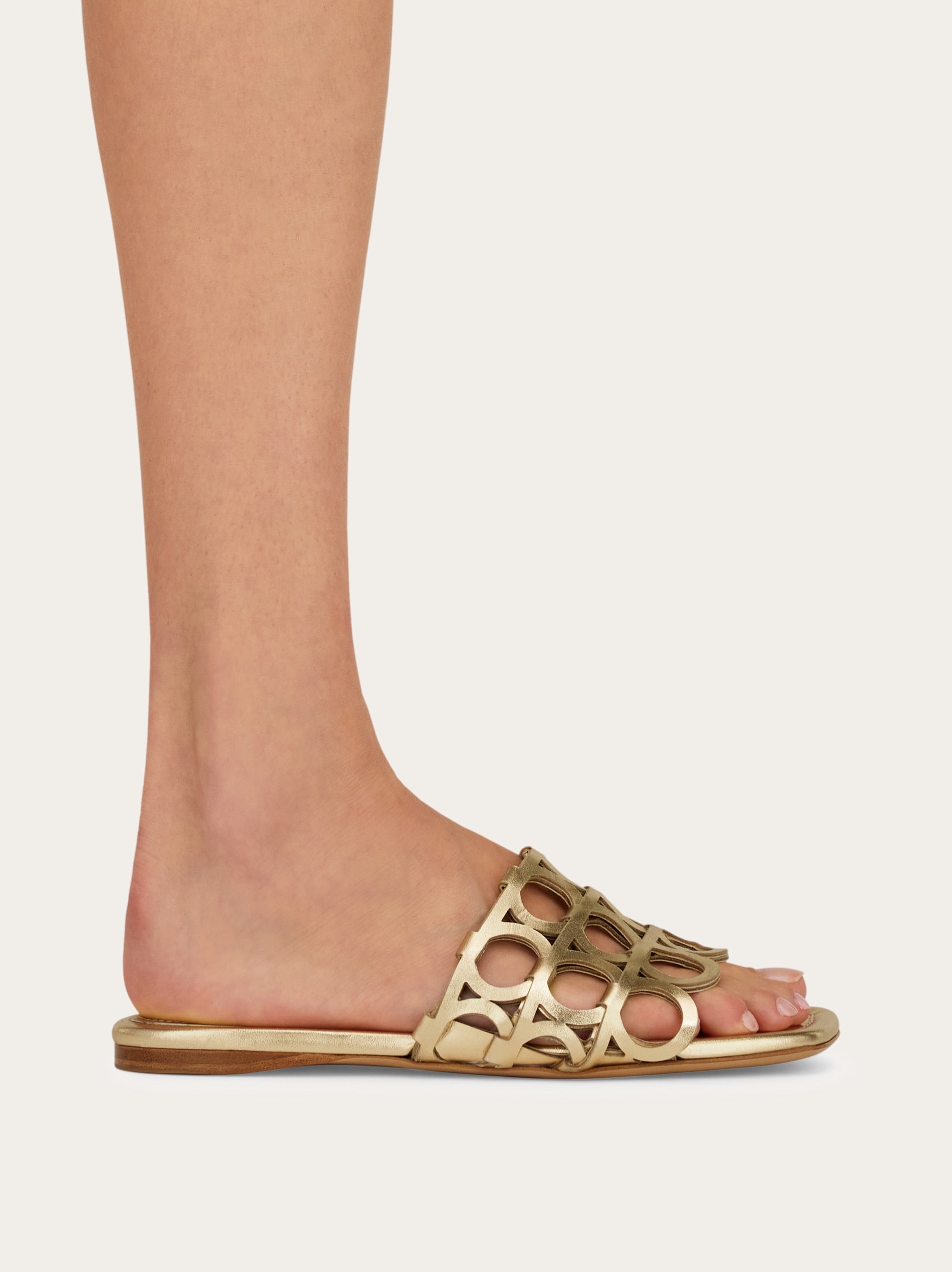 サンダル・ミュール FERRAGAMO GANCINI SLIDES Gancini slide - Women | Ferragamo