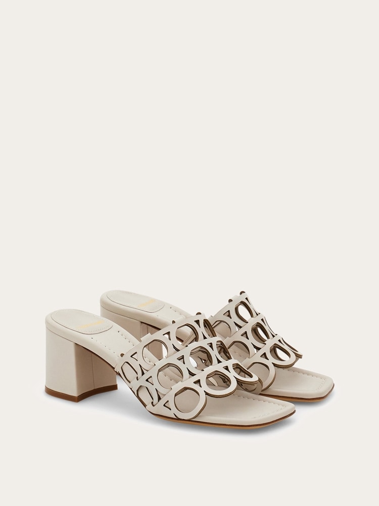 サンダル・ミュール FERRAGAMO GANCINI MULES Ferragamo Gancini Leather Mules | Black | FARFETCH