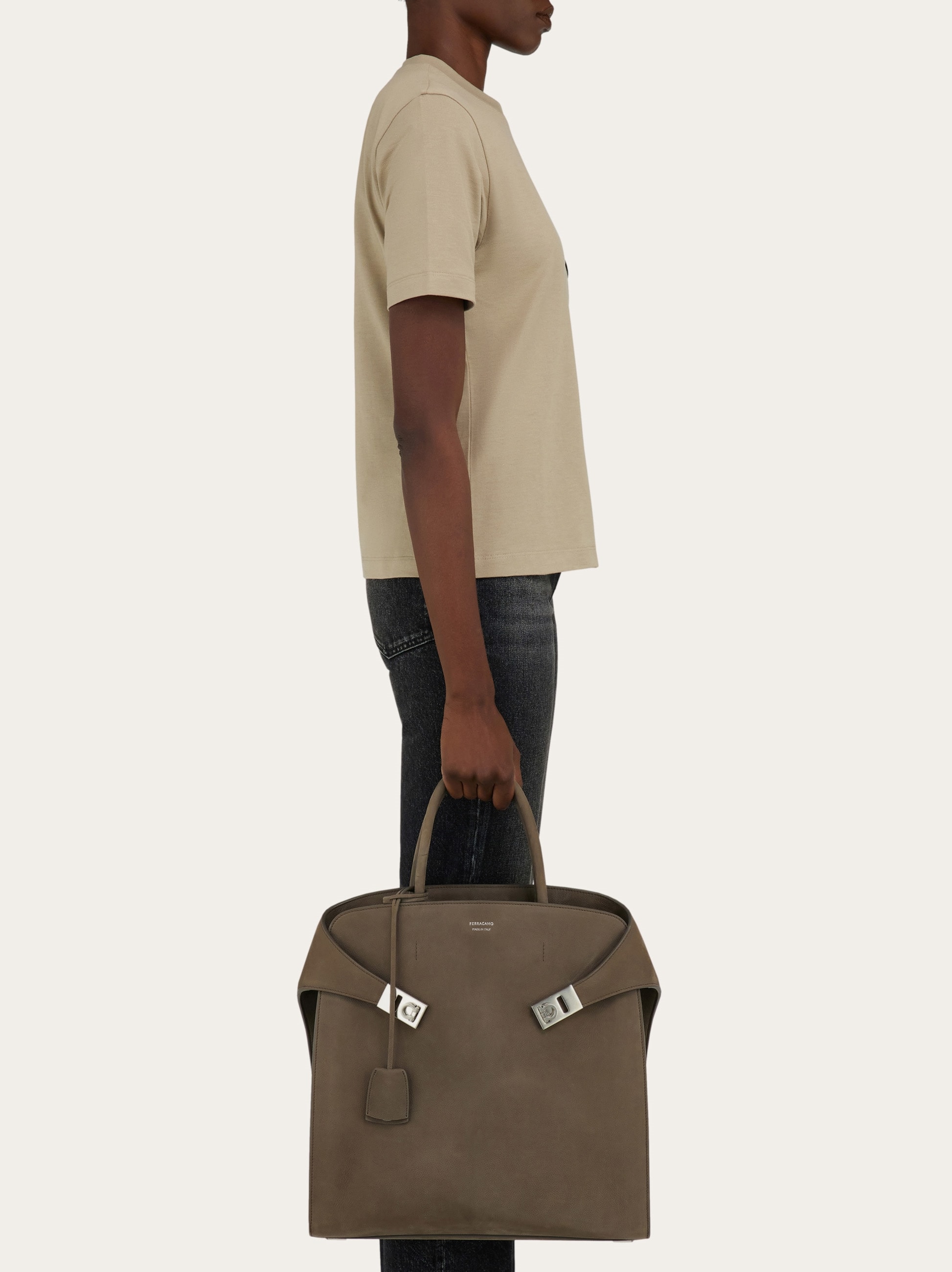 【Ferragamo】ハグ ラージ トートバッグ Hug トートバッグ - メンズ | Ferragamo