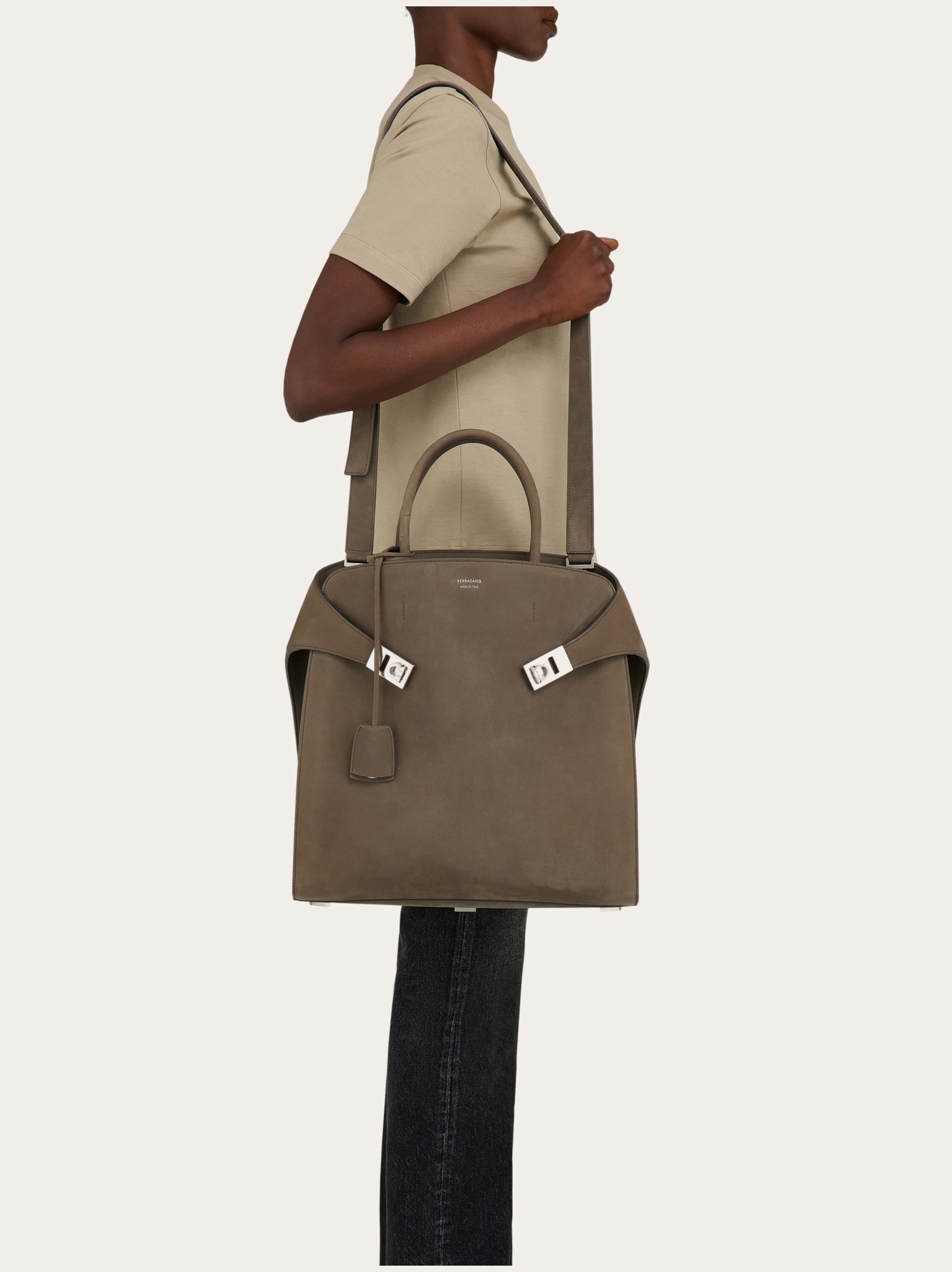 秦の貨 Hug トートバッグ - メンズ | Ferragamo