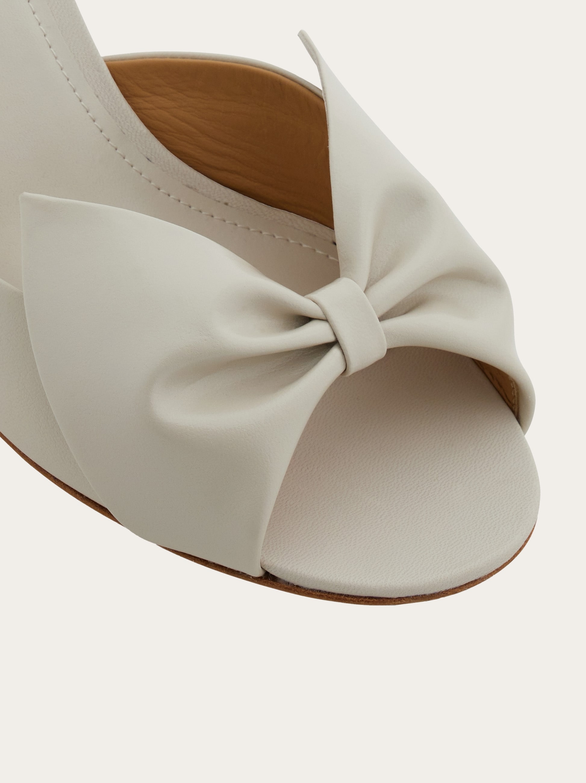 サンダル・ミュール Ferragamo Sandal With Asymmetrical Bow Ferragamo Sandal With Asymmetrical Bow - Women - Pomelo Fashion