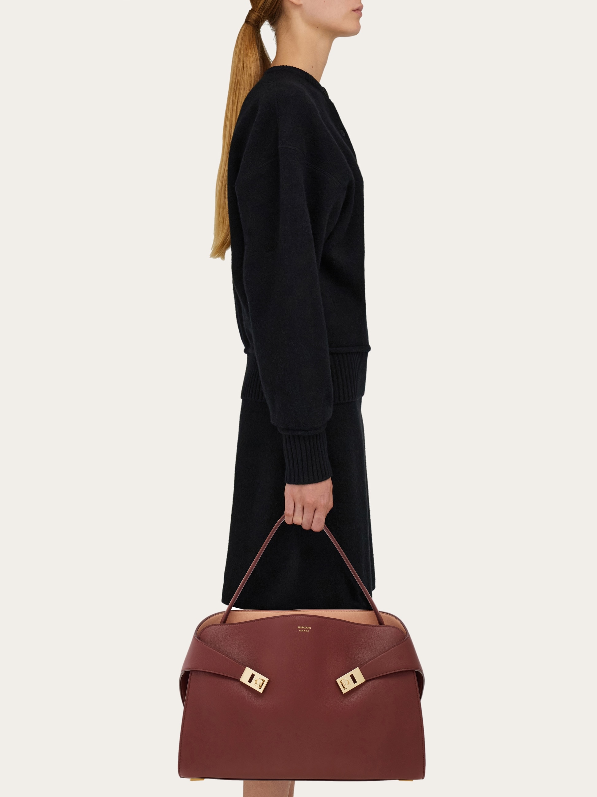 ショルダーバッグ・ポシェット Ferragamo MEDIUM BICOLOR HUG SHOULDER BAG Borsa a spalla Hug soft bicolore (L) - Donna | Ferragamo
