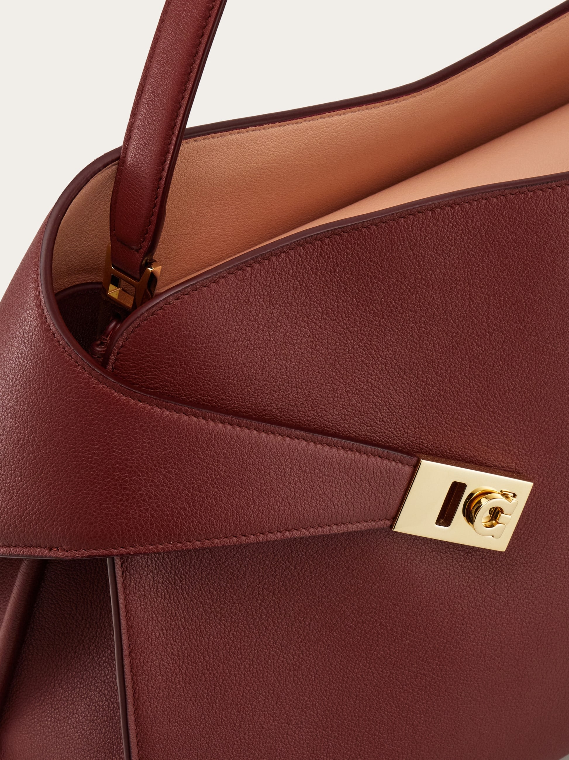 ショルダーバッグ・ポシェット SALVATORE FERRAGAMO BURGUNDY LARGE HUG SOFT SHOULDER BAG Hug soft bicolor shoulder bag (L) - Women | Ferragamo