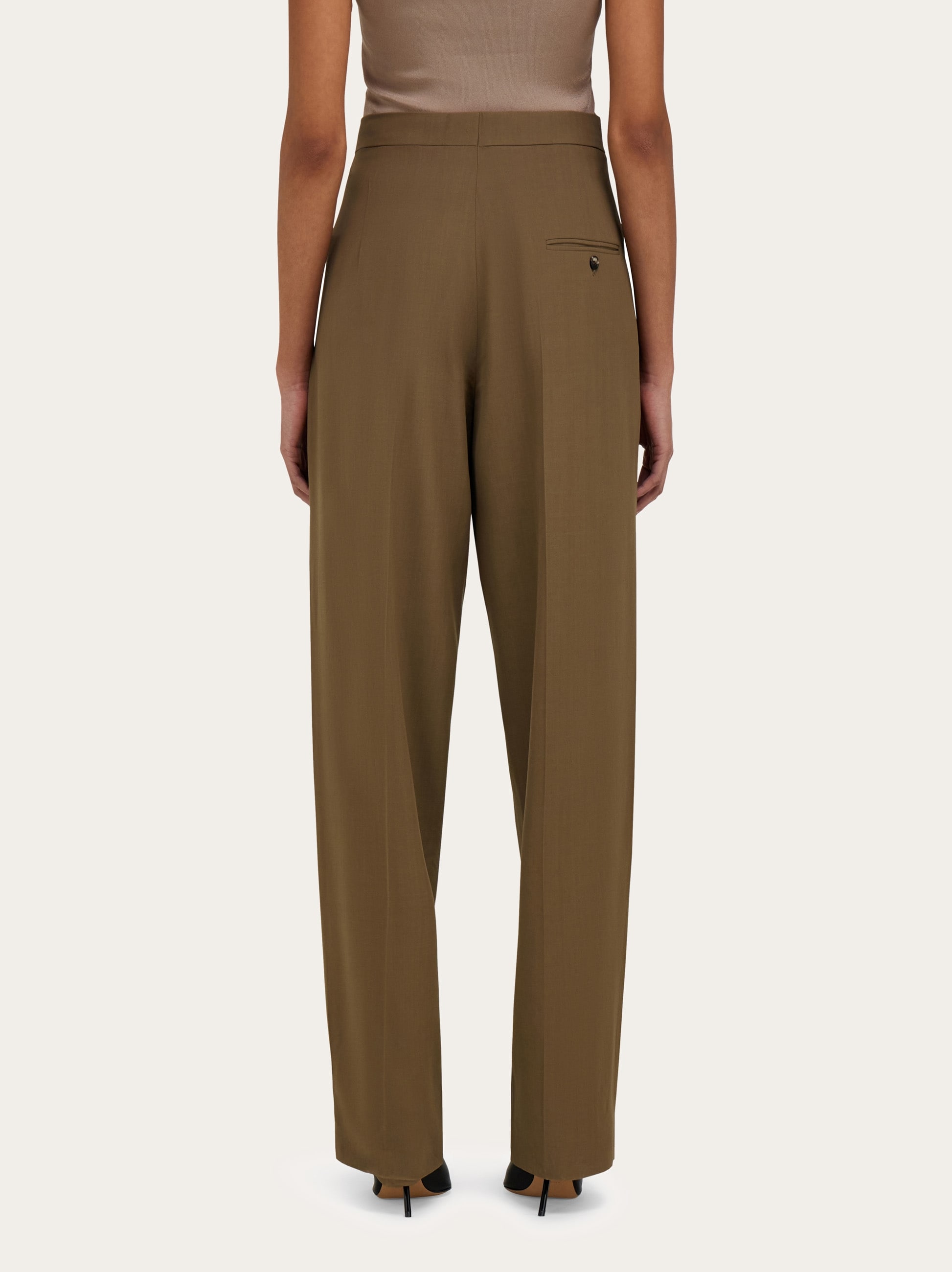 【関税込み】FERRAGAMO Straight pants with pleat Ferragamo straight-leg Pleated Trousers | Black | FARFETCH