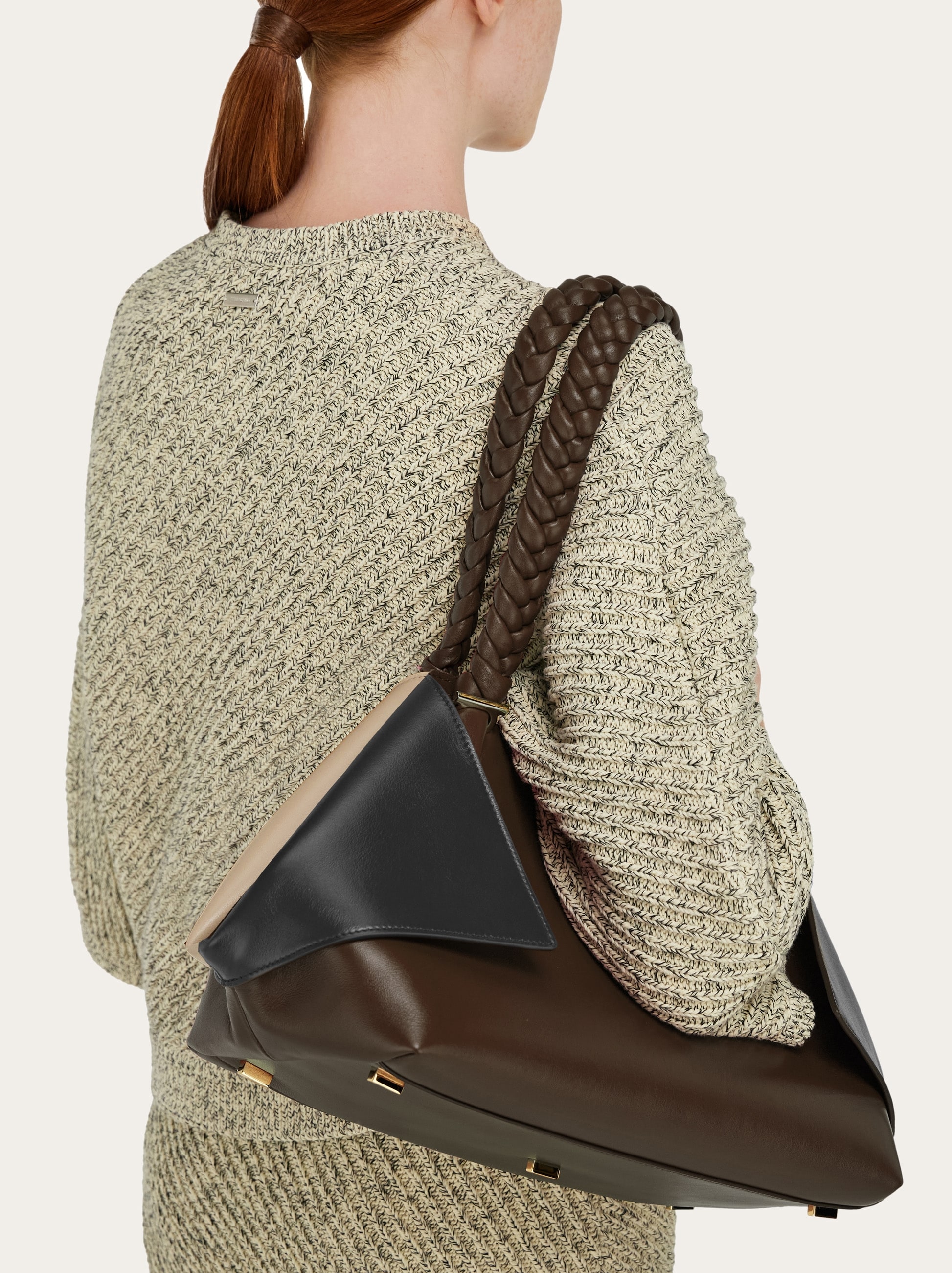 Folded shoulder bag (L) - Women | Ferragamo