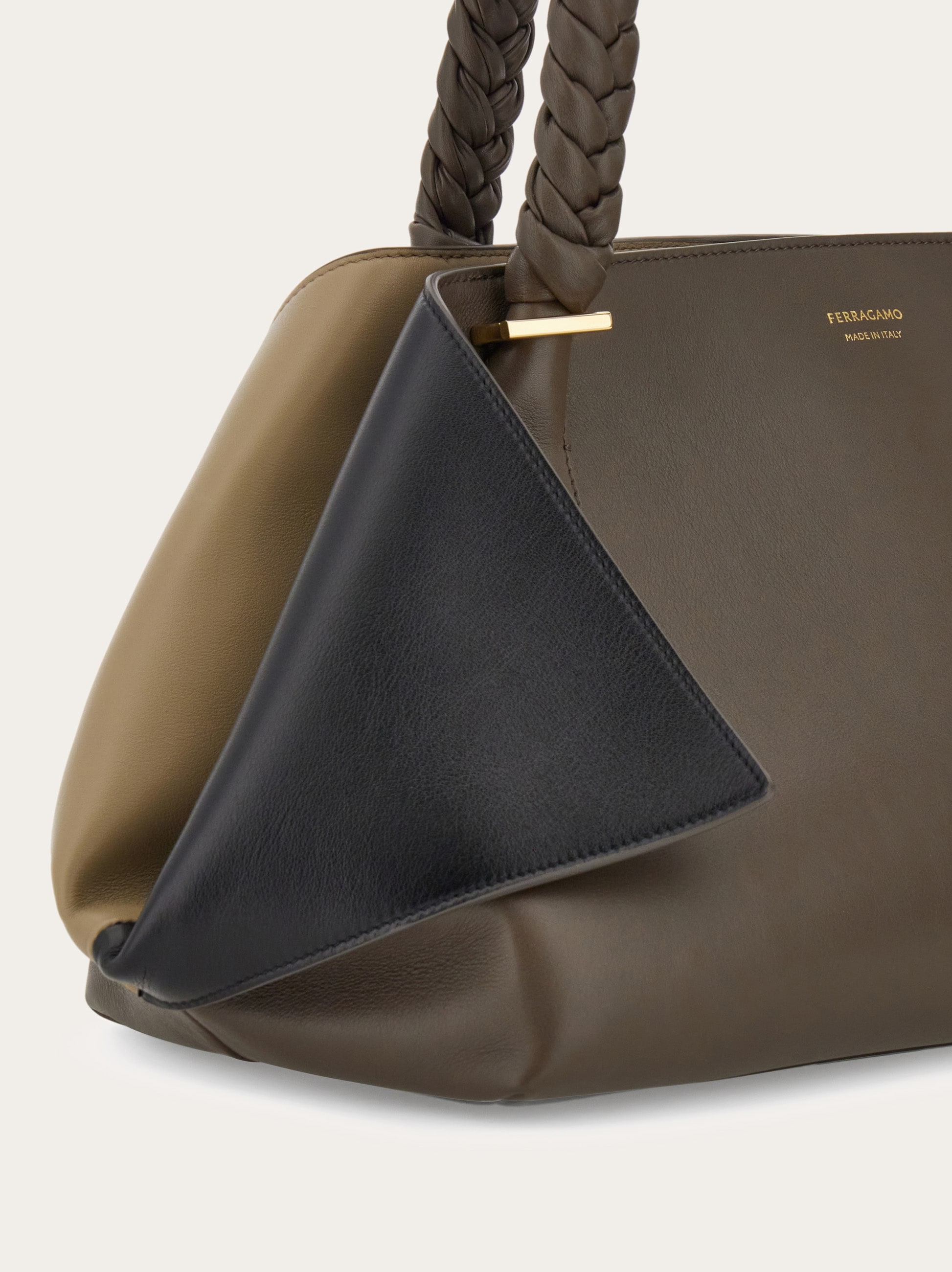【関税&送料込】Ferragamo Shoulder Bag. Folded shoulder bag (L) - Women | Ferragamo
