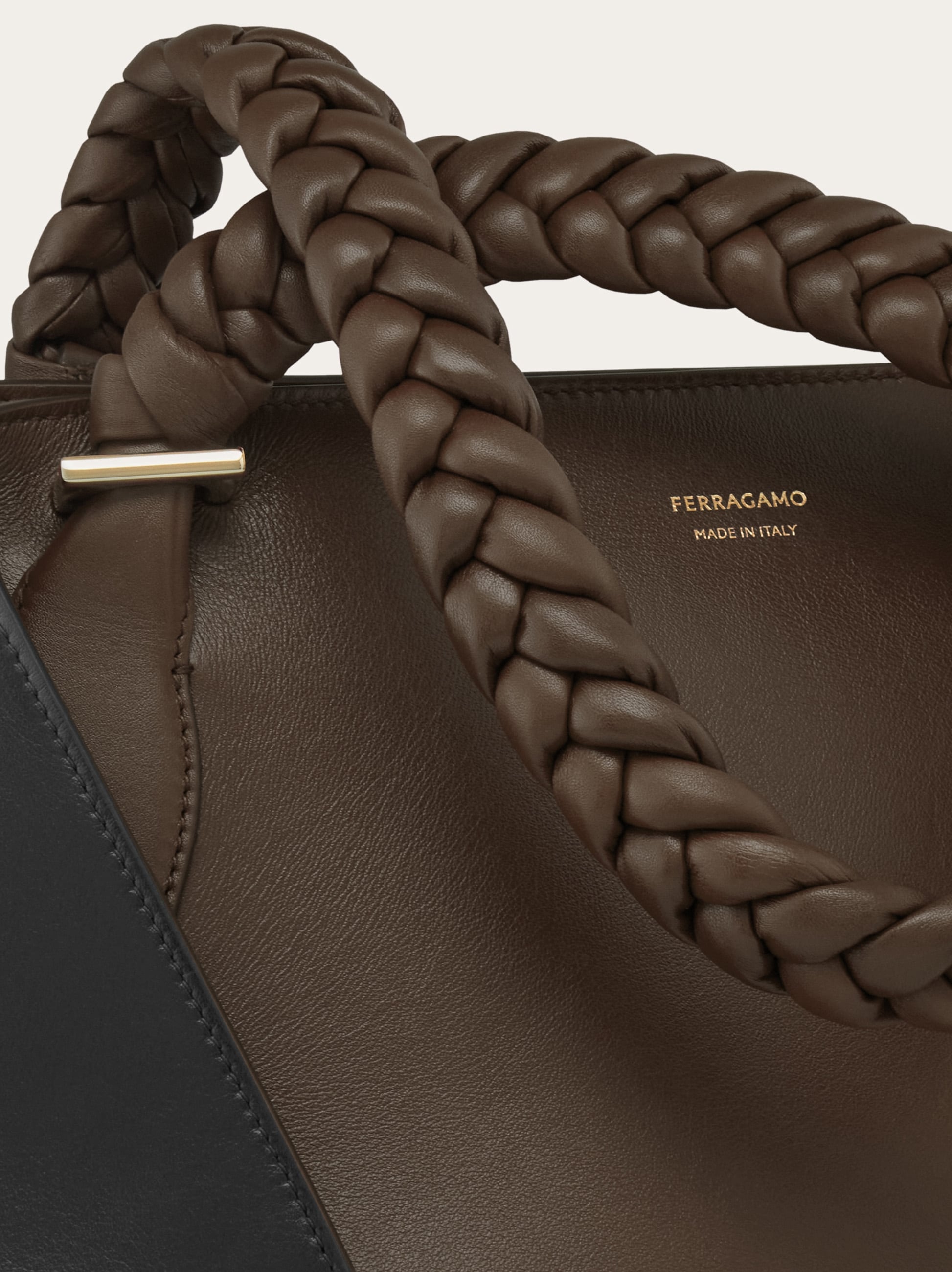 Folded shoulder bag (L) - Women | Ferragamo
