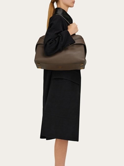 【FERRAGAMO】Hug ハンドバッグ S Ferragamo Hug ハンドバッグ S | ニュートラル | FARFETCH JP