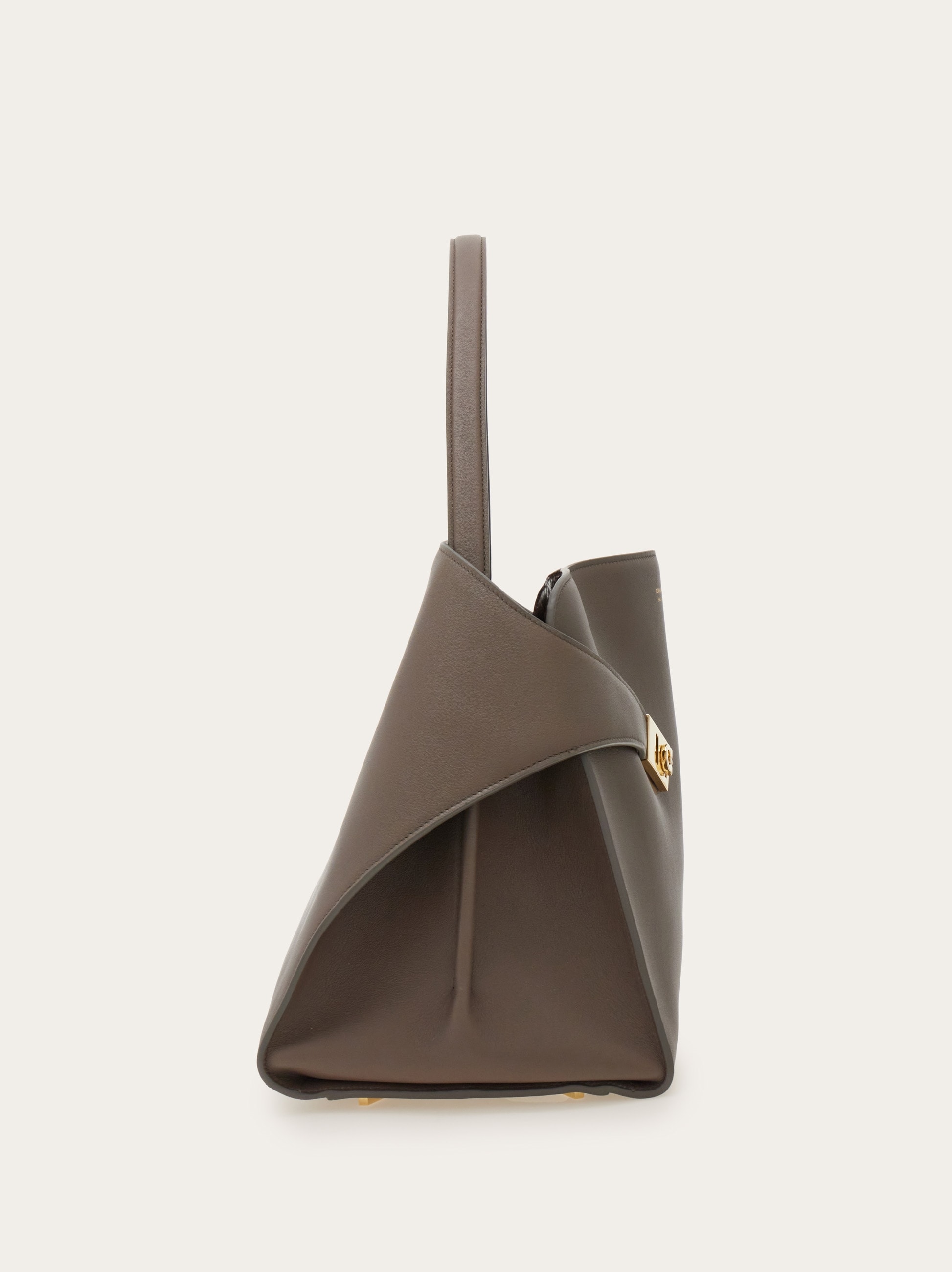 ショルダーバッグ・ポシェット FERRAGAMO Calfskin Leather Hug Shoulder Bag FERRAGAMO フェラガモ ショルダーバッグ HUG POUCH S ハグ 21
